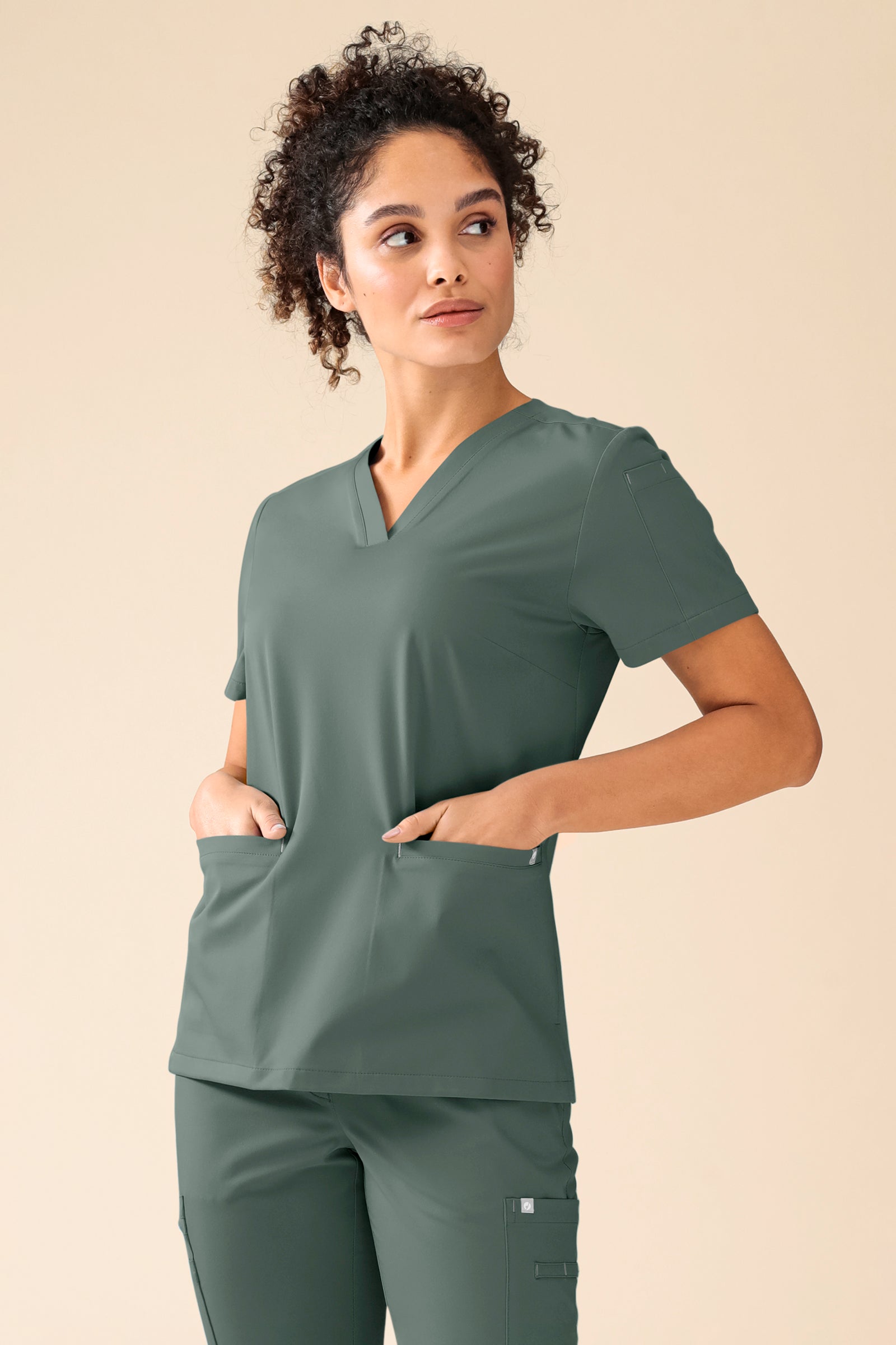 KAERE Schlupfkasack Damen - V-Ausschnitt dunkelgrün, Vorderansicht Das Model ist 176 cm groß und trägt Größe S