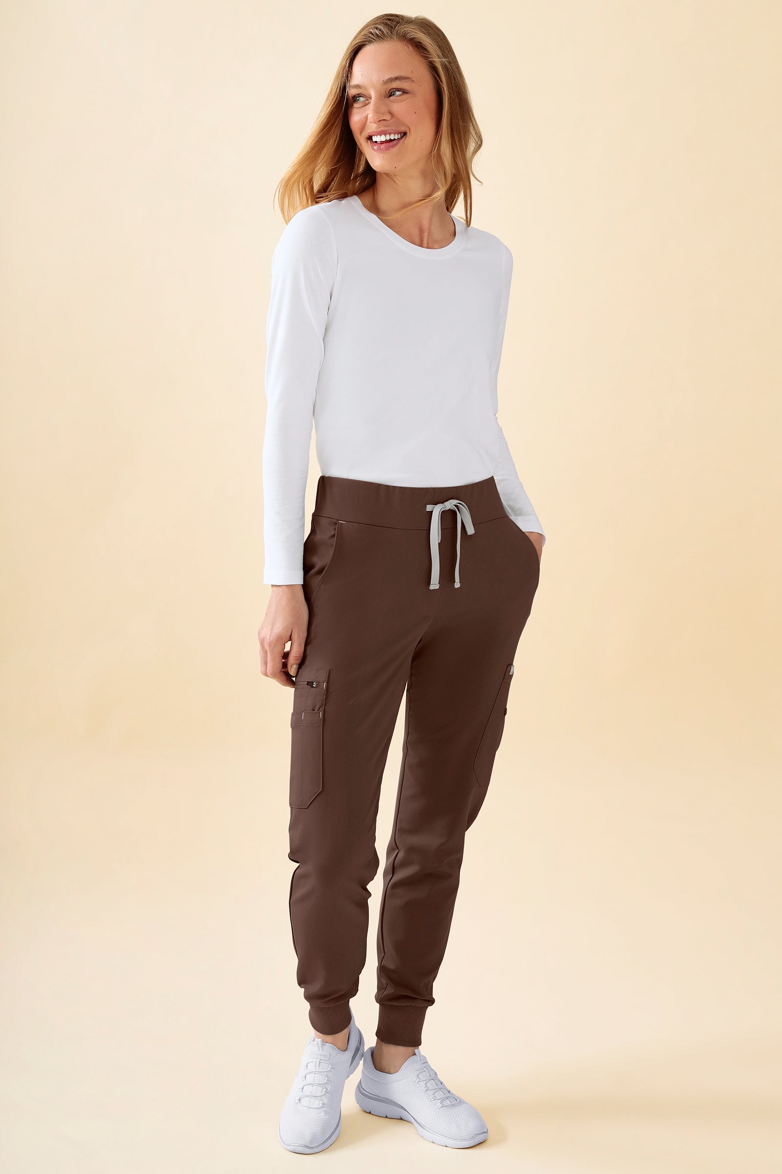 KAERE Hose Damen - Saumbündchen mit Beintaschen coffee, Vorderansicht Das Model ist 177 cm groß und trägt Größe S