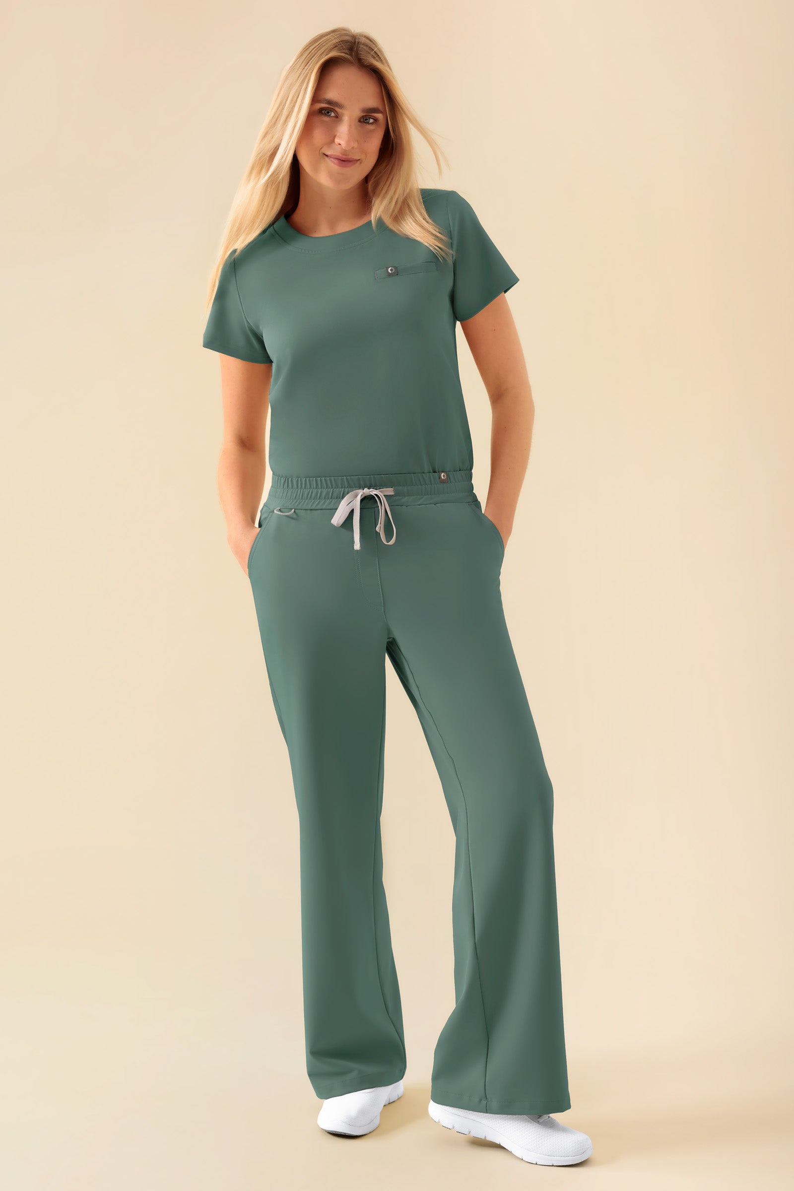 KAERE Hose Damen - weites Bein dunkelgrün, Vorderansicht Das Model ist 177 cm groß und trägt Größe S