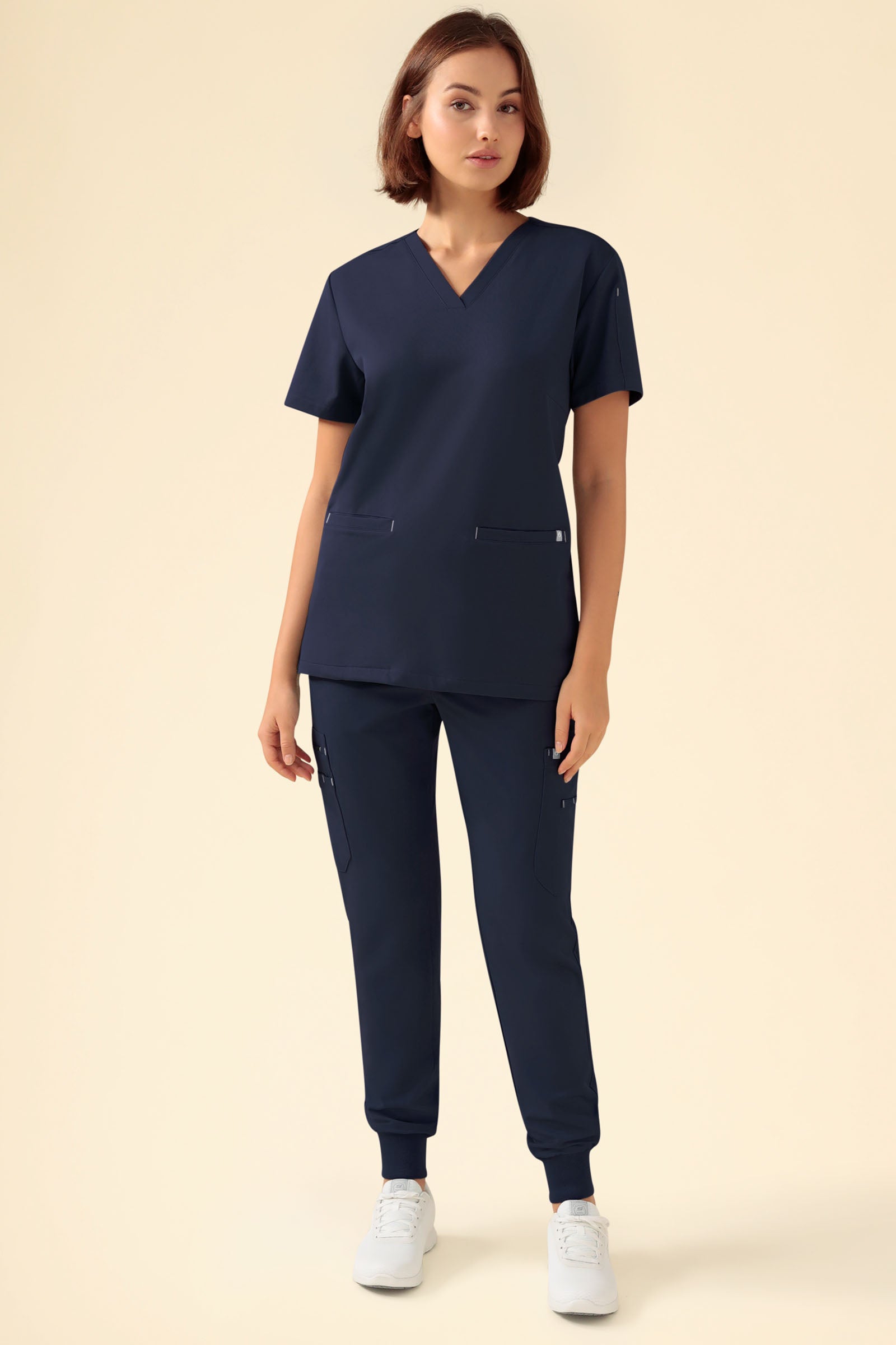 KAERE Hose Damen - Saumbündchen mit Beintaschen navy, Vorderansicht Das Model ist 177 cm groß und trägt Größe S