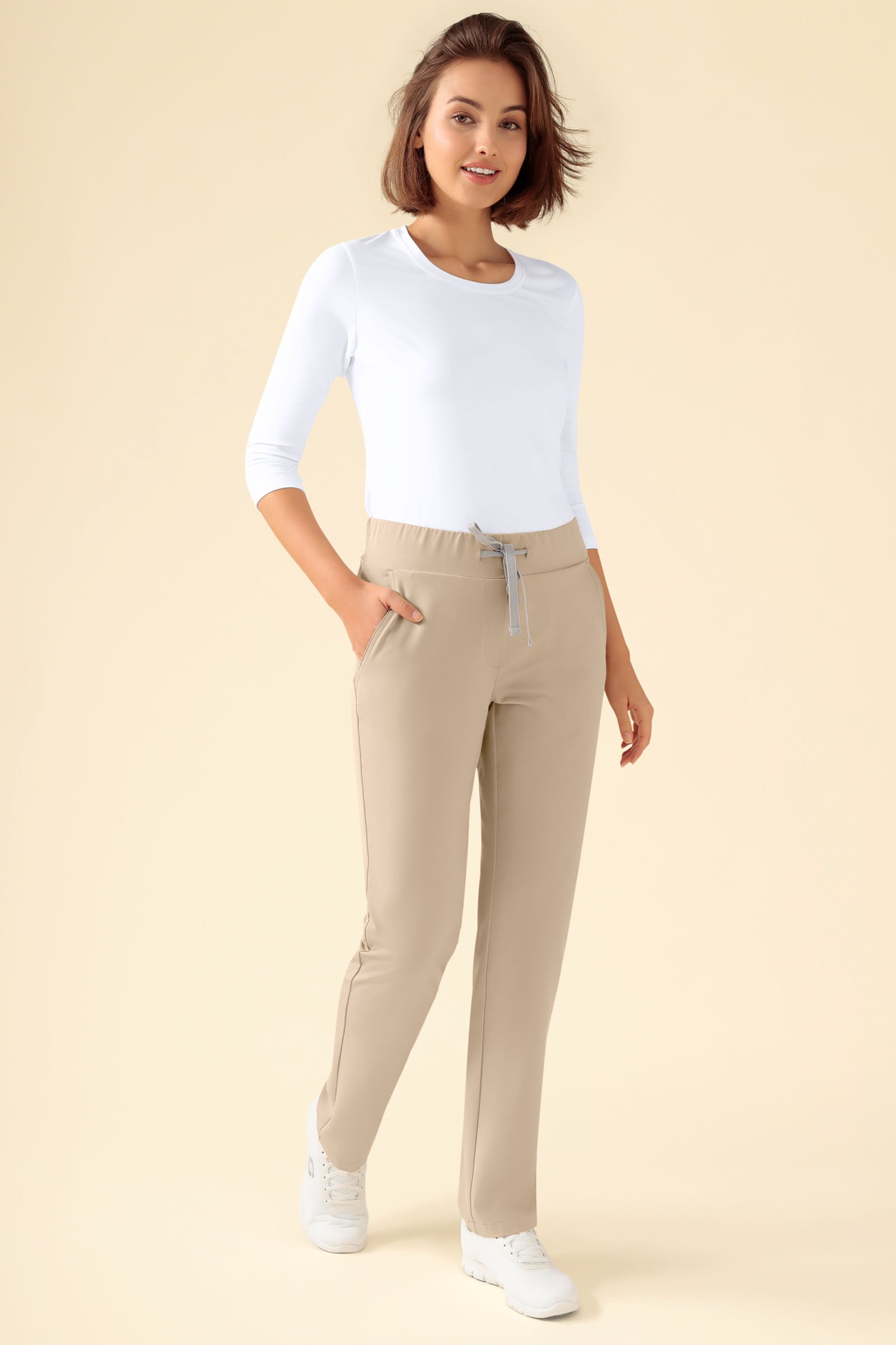 KAERE Hose Damen - gerader Saum ohne Beintaschen sand, Vorderansicht Das Model ist 177 cm groß und trägt Größe S