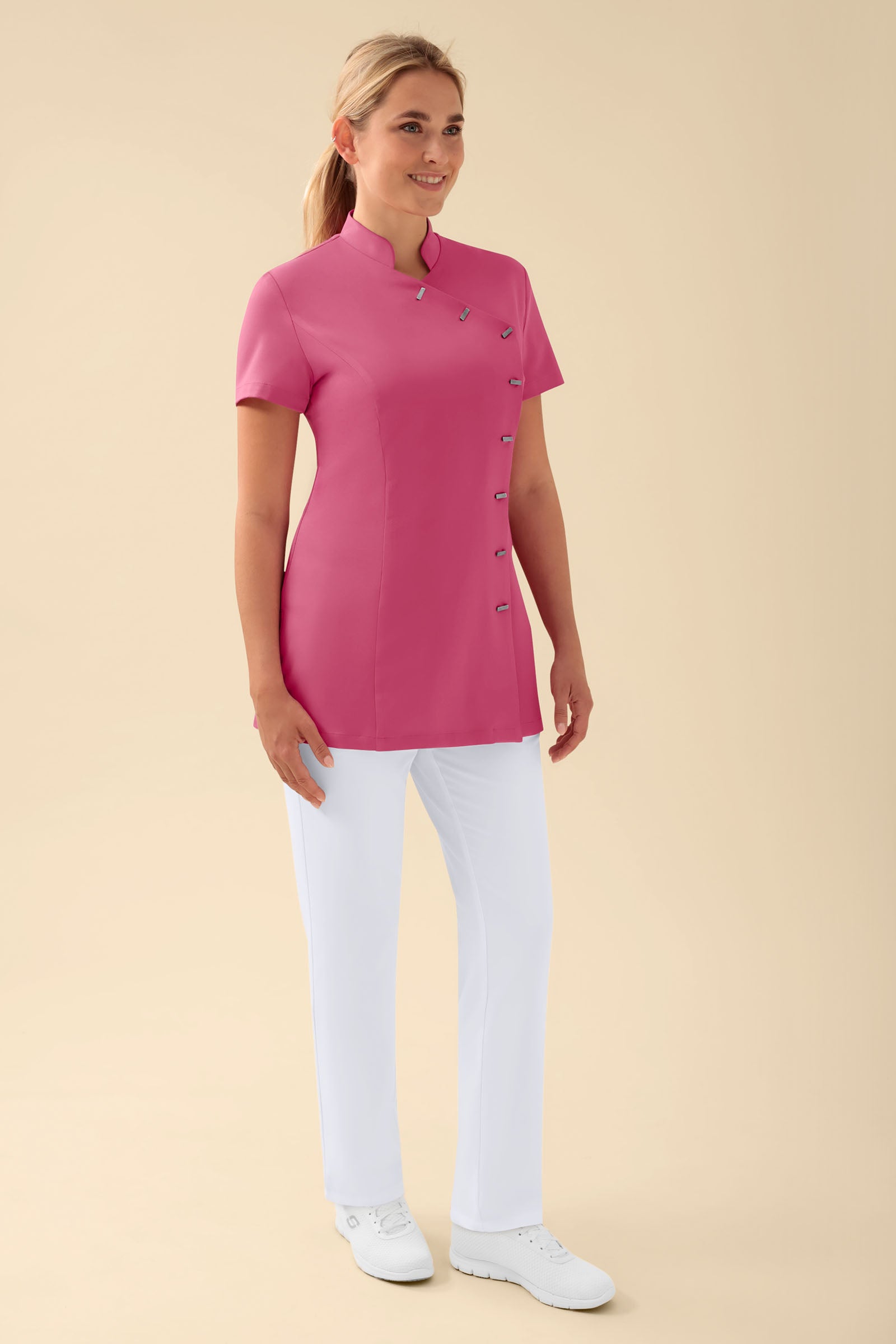 KAERE Kasack Damen - asymmetrische Knopfleiste rosenholz, Vorderansicht Das Model ist 177 cm groß und trägt Größe S