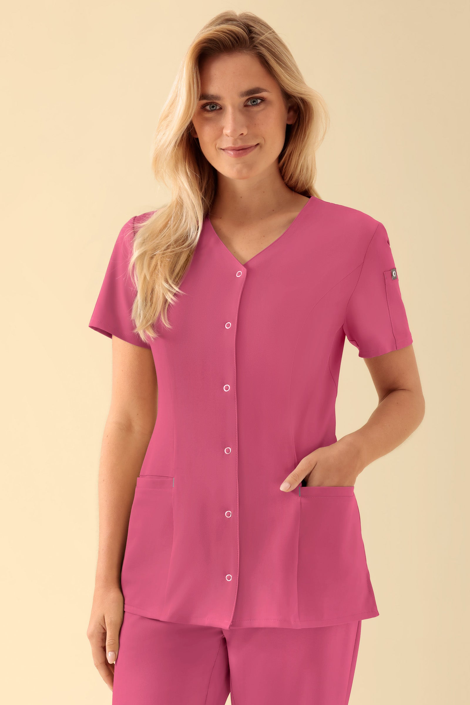 KAERE Kasack Damen - durchgeknöpft rosenholz, Vorderansicht Das Model ist 177 cm groß und trägt Größe S