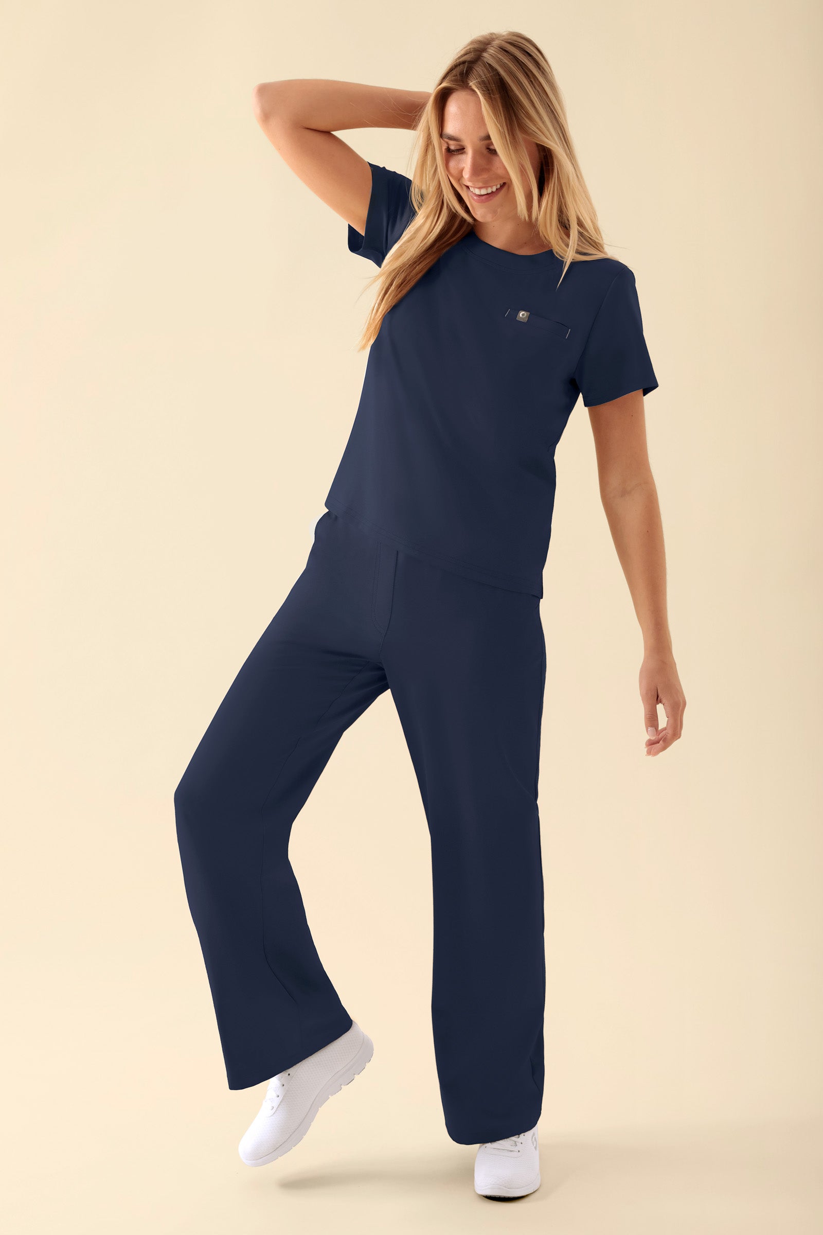 KAERE Shirt Damen - Rundhalsausschnitt navy, Vorderansicht Das Model ist 177 cm groß und trägt Größe S