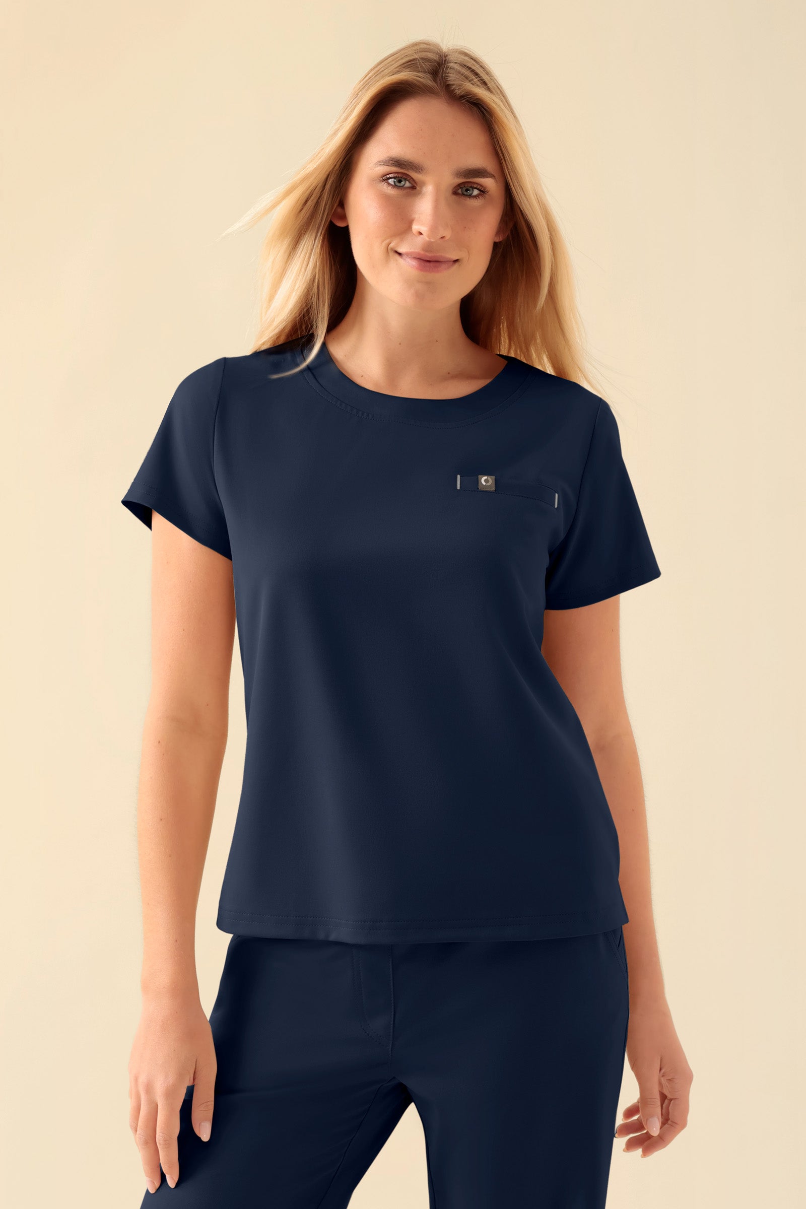 KAERE Shirt Damen - Rundhalsausschnitt navy, Vorderansicht Das Model ist 177 cm groß und trägt Größe S