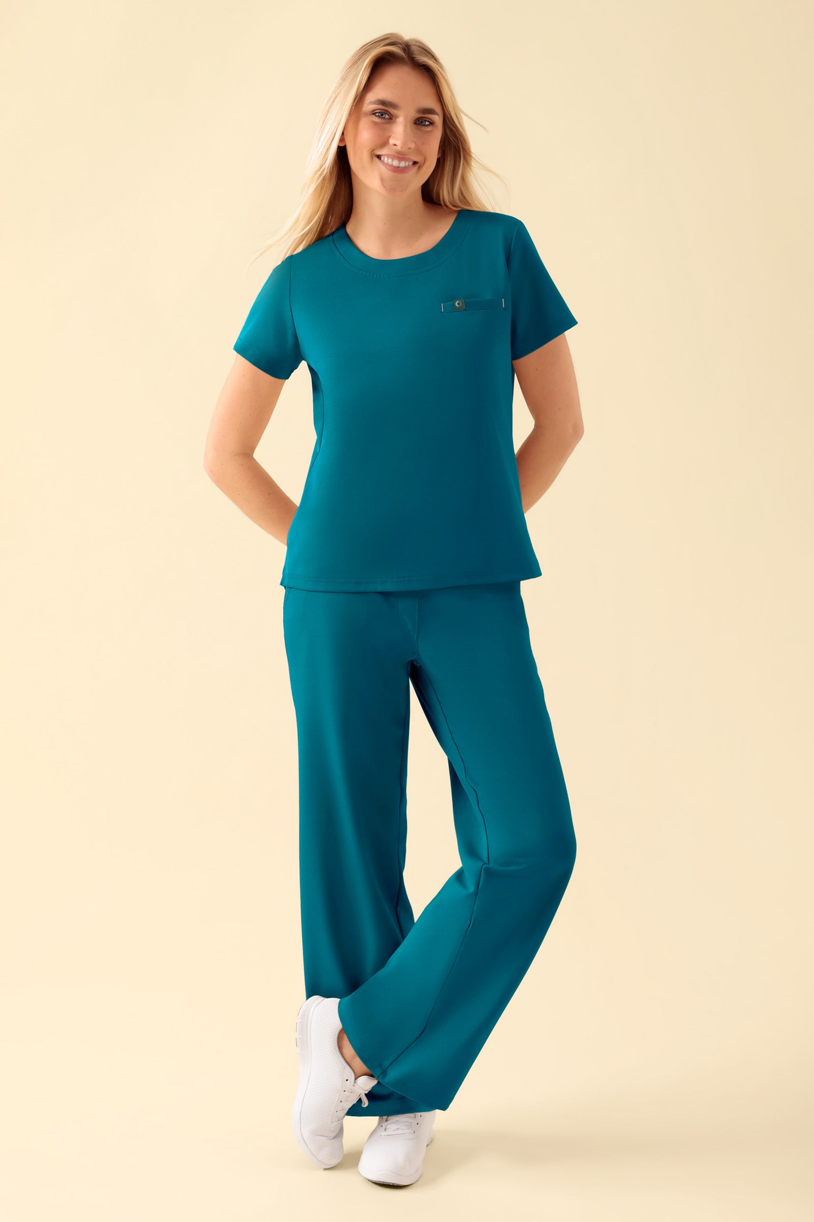 KAERE Shirt Damen - Rundhalsausschnitt petrol, Vorderansicht Das Model ist 177 cm groß und trägt Größe S