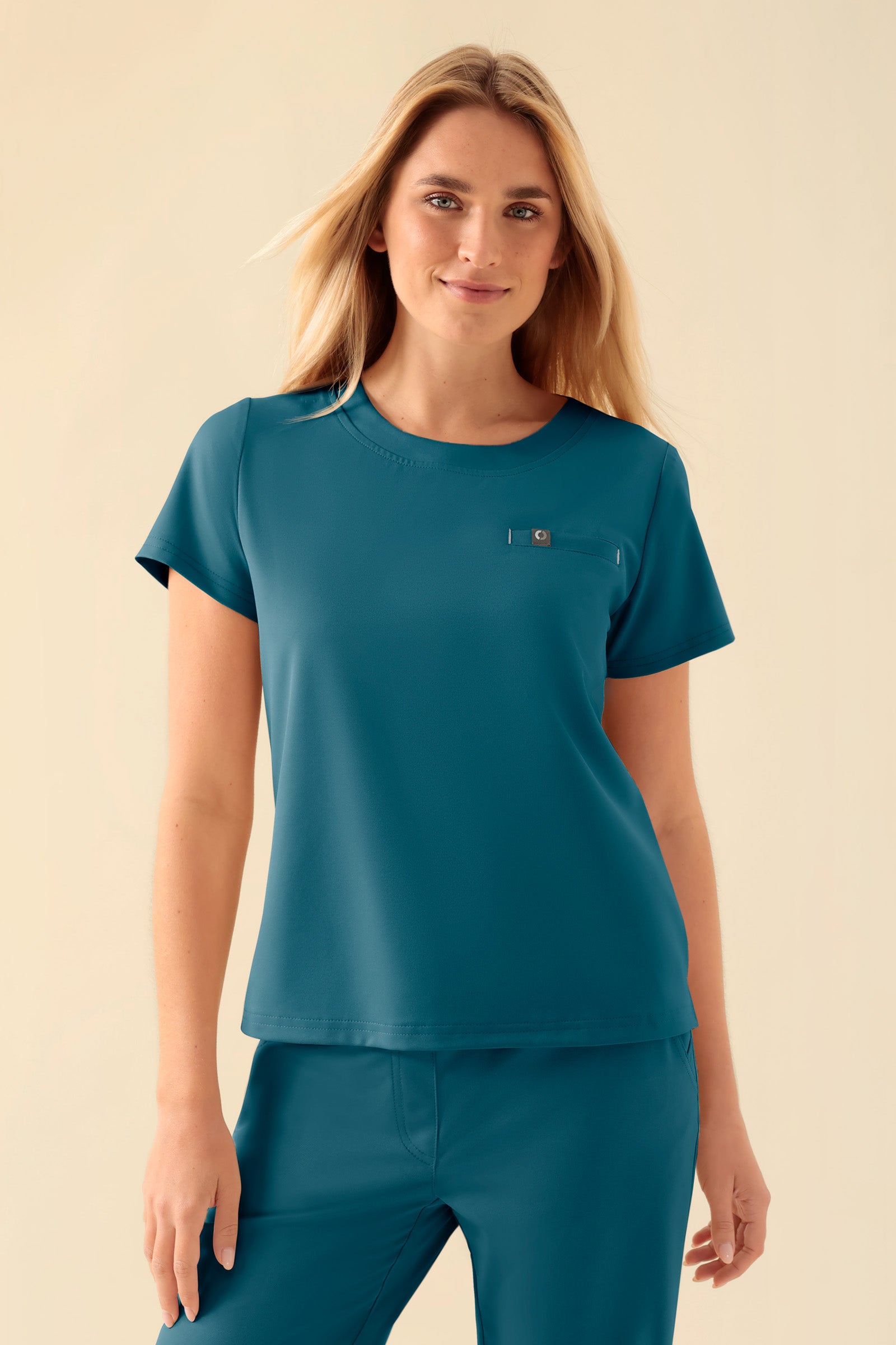 KAERE Shirt Damen - Rundhalsausschnitt petrol, Vorderansicht Das Model ist 177 cm groß und trägt Größe S