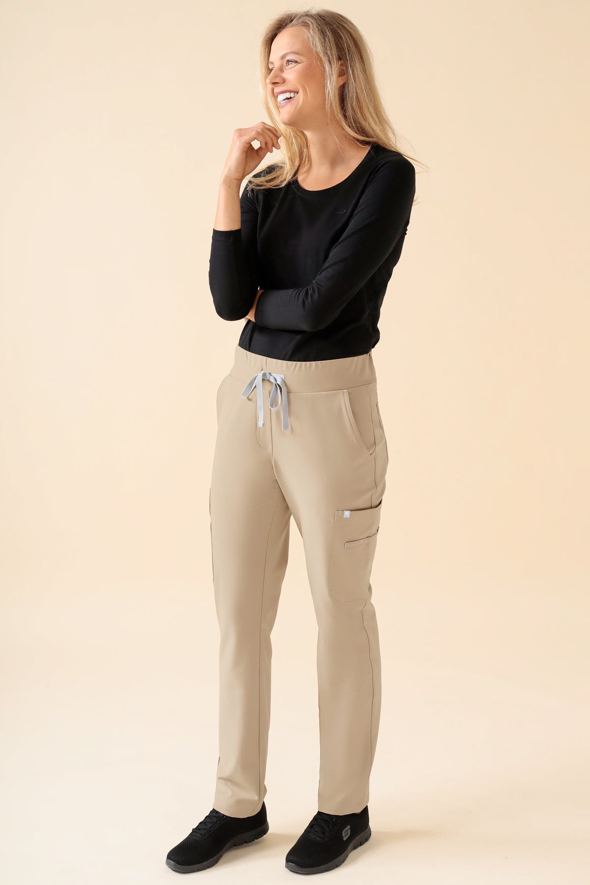 KAERE Hose Damen - gerader Saum mit Beintaschen sand, Vorderansicht Das Model ist 178 cm groß und trägt Größe S