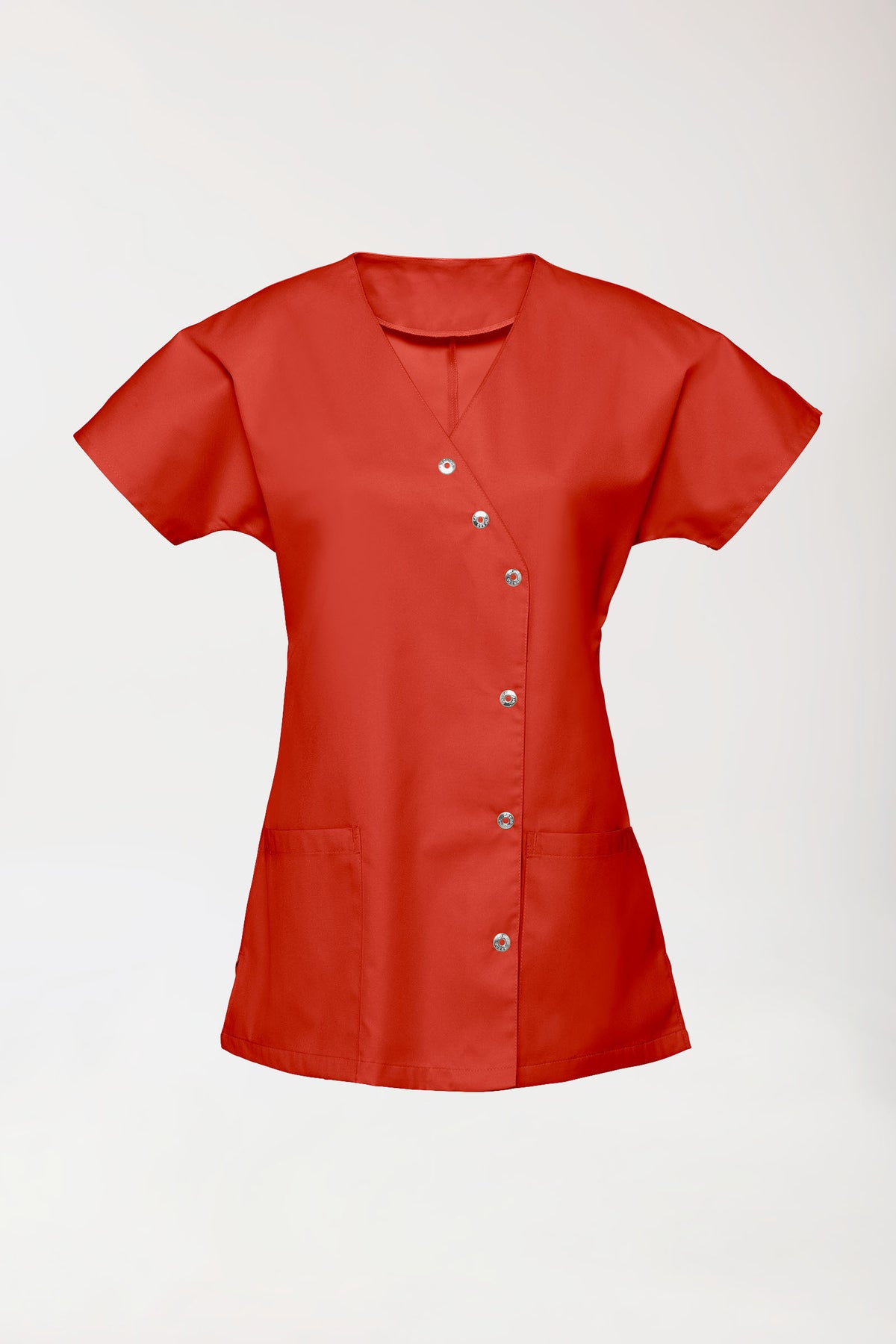 CLINIC DRESS Kasack für Damen – asymmetrische Druckknopfleiste in Mandarinenrot: ein rotes, kurzärmeliges OP-Oberteil mit V-Ausschnitt und asymmetrischer Druckknopfleiste vorne im Wickel-Design.