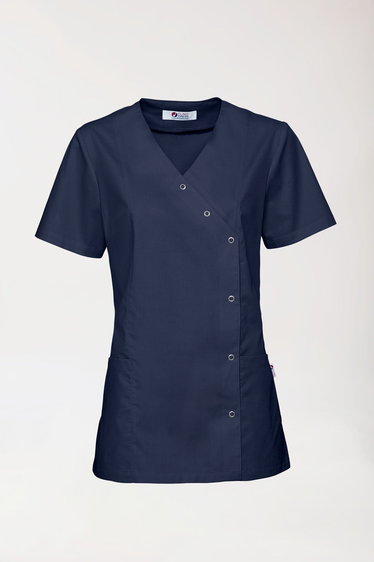 Marineblaue Stretch-Kasack für Damen – marineblaue Tunika mit V-Ausschnitt, durchgeknöpft, kurzen Ärmeln, einer diagonalen Reihe silberner Druckknöpfe auf der Vorderseite und Seitentaschen.