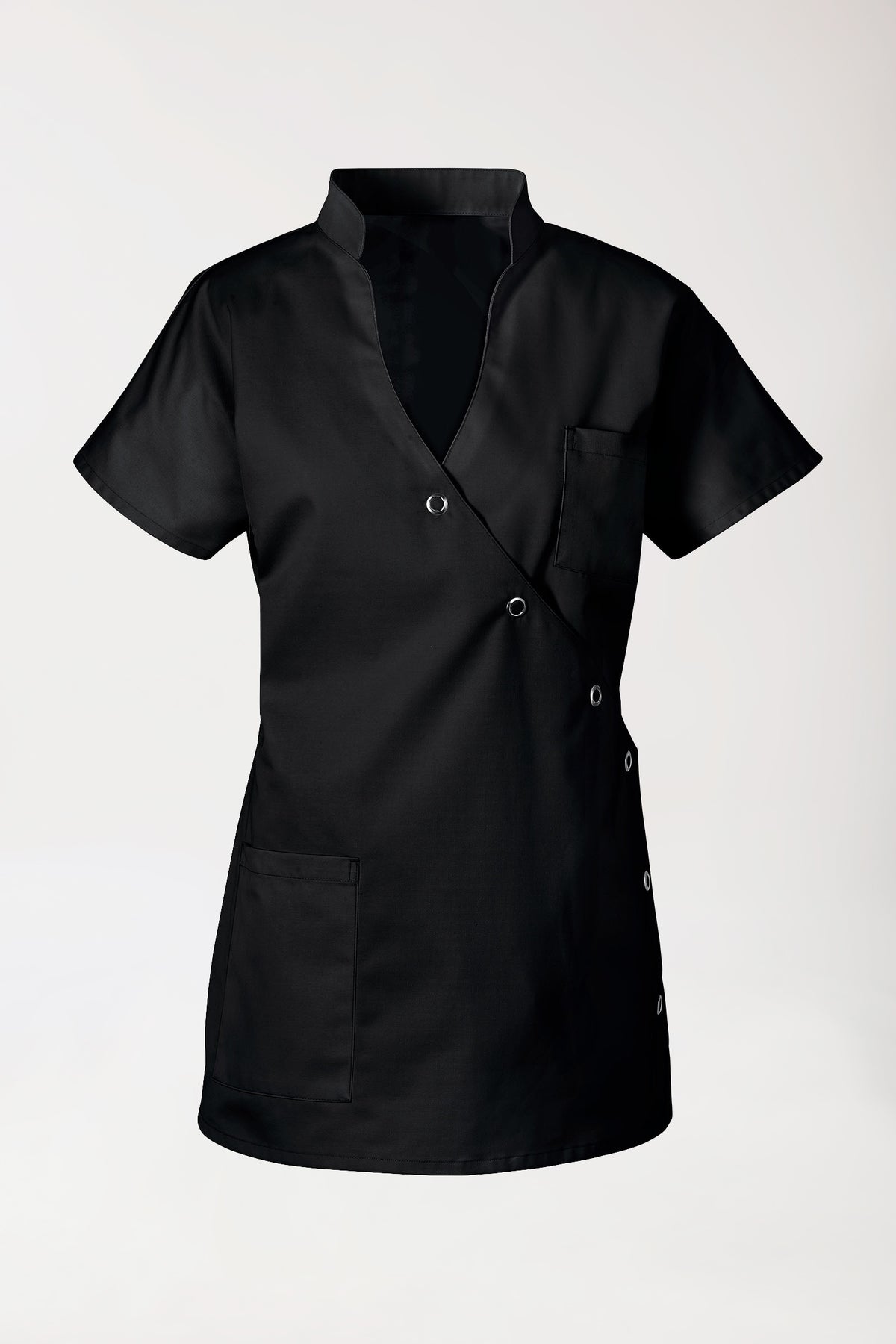 Schwarzes, kurzärmeliges JUST STRONG-Kasack-Obershirt für Damen mit V-Ausschnitt, Wickeloptik vorne und einer Knopfleiste mit Metallknöpfen.