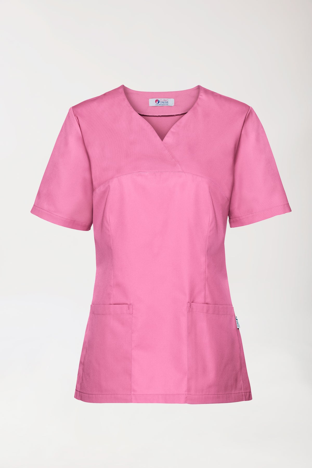 CORE Schlupfkasack Damen – Rosy Pink: Kurzärmeliges OP-Oberteil mit Herzausschnitt, zwei aufgesetzten Vordertaschen und einer Schlüsselschlaufe.