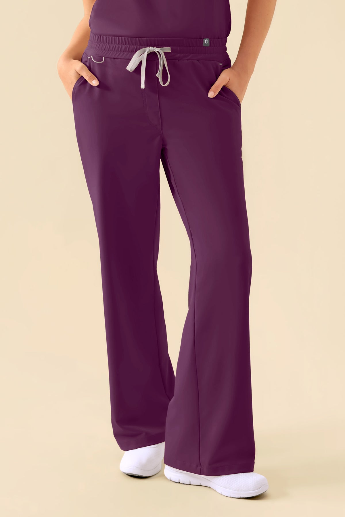 KAERE Damenhose – weites Bein, Farbe Pflaume, mit weitem Beinschnitt, bequemem elastischem Bund und Seitentaschen.