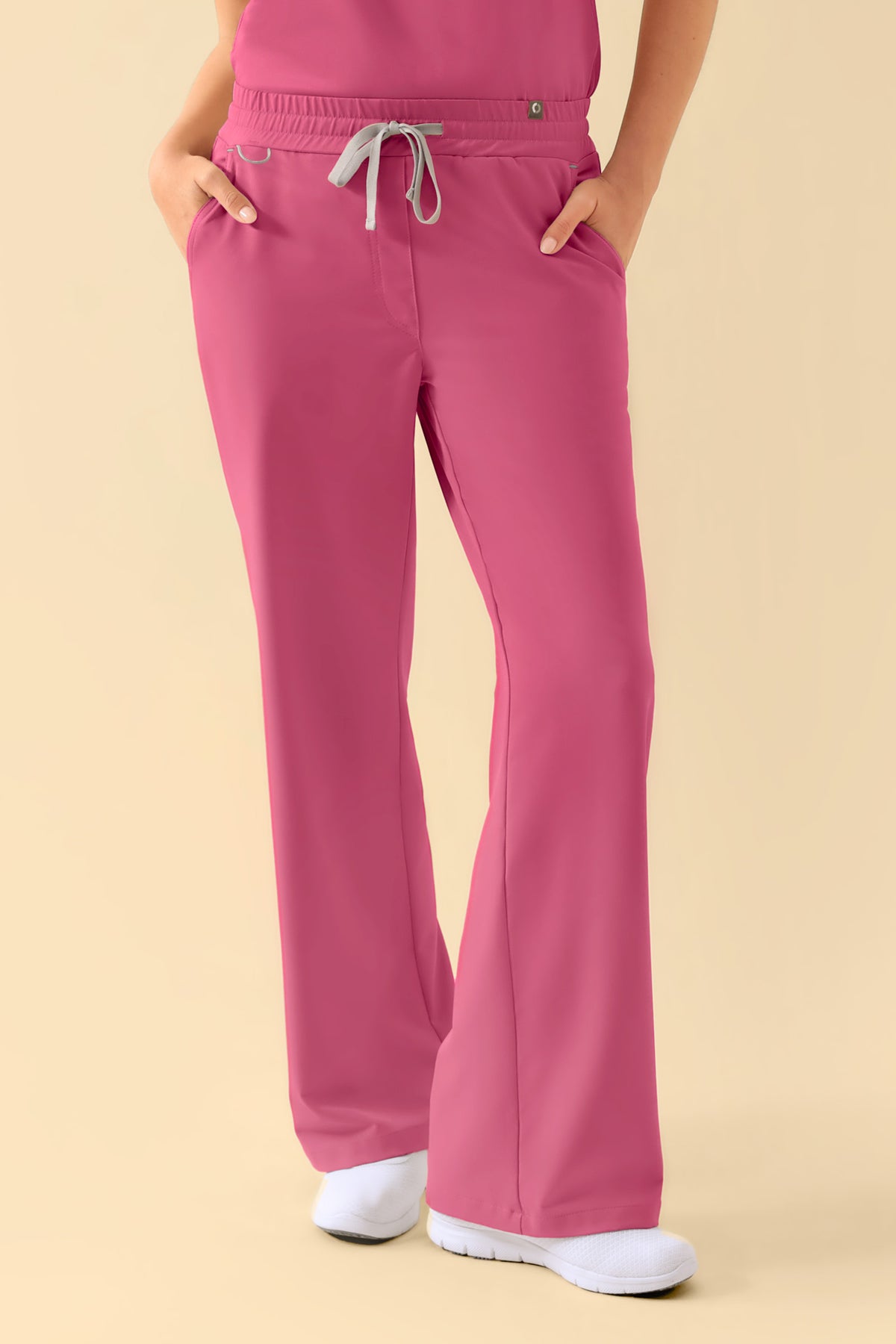 KAERE Damenhose – Rosenholz Scrub Pants mit weitem Bein in einer lockeren, weiten Passform, mit Kordelzug in der Taille und Taschen.