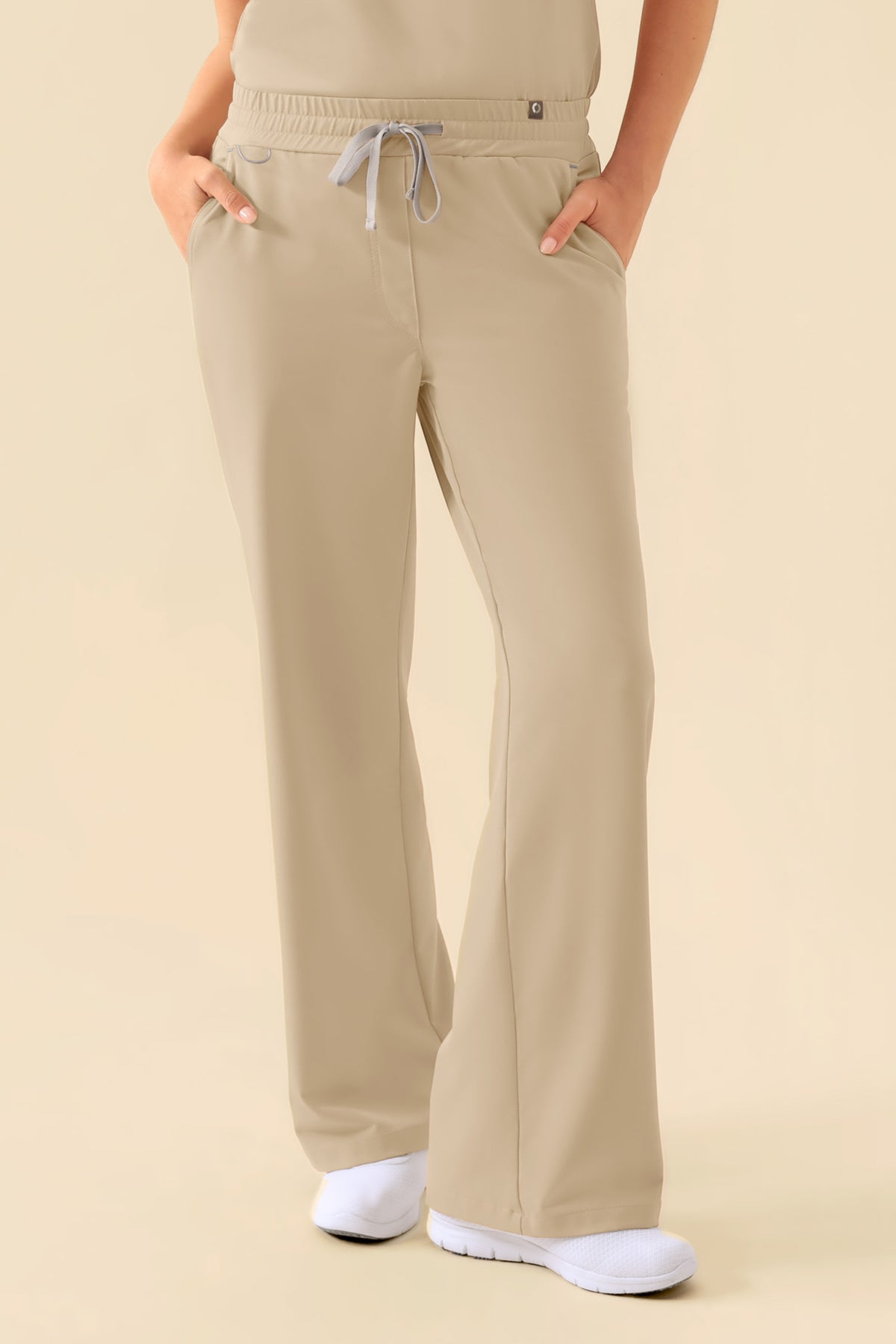 KAERE Hose Damen – Sandfarbene Scrub-Hose mit weitem Bein, lockerer Beinweite, Kordelzug am Bund und Seitentaschen.