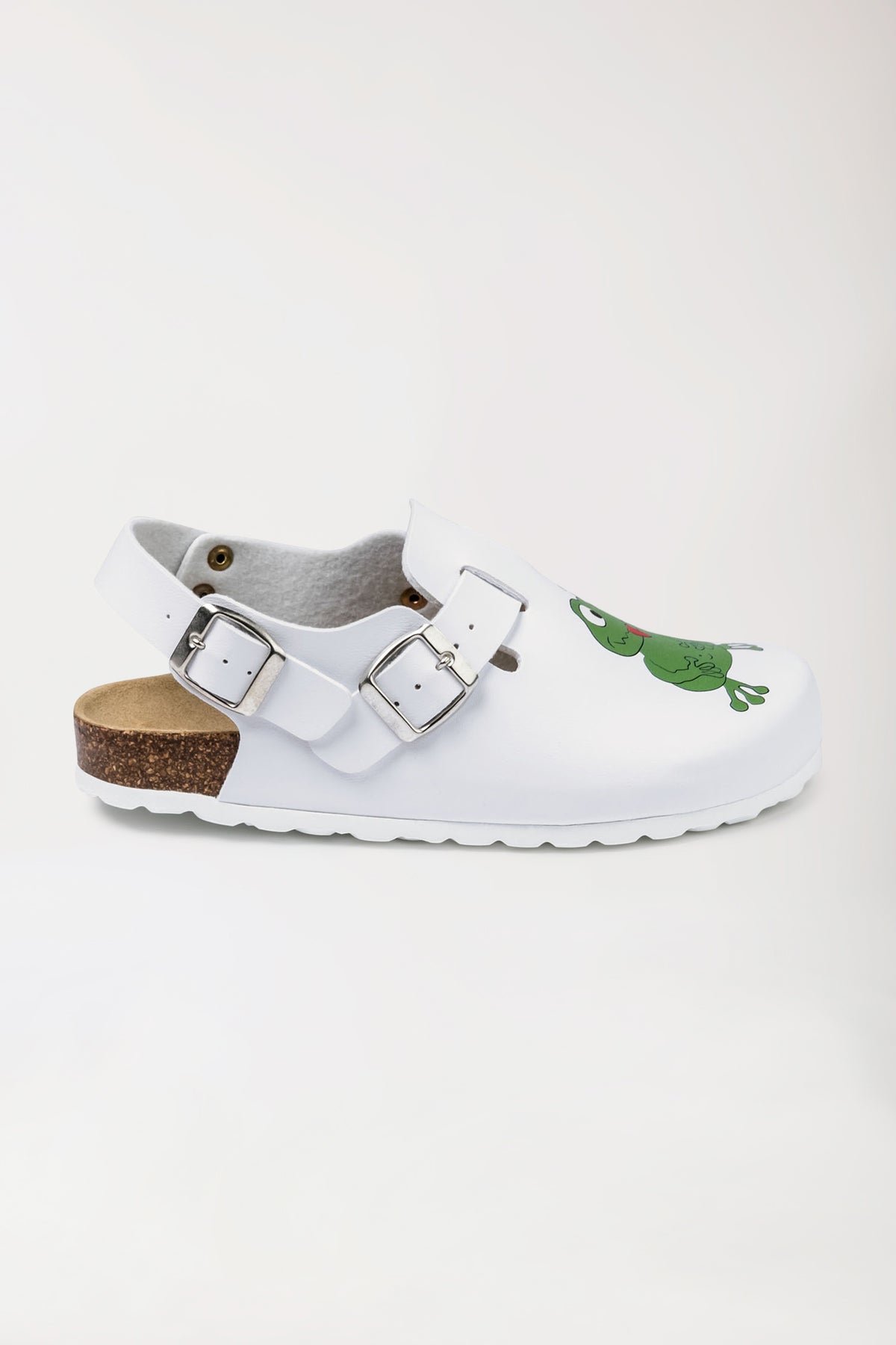Weißer CLINIC DRESS Damen-Clog – Motivdruck – weiß mit einem Cartoon-Frosch auf der Zehenpartie, zwei silbernen Schnallen und einem Fersenriemen auf einem Fußbett aus Naturkork., Vorderansicht