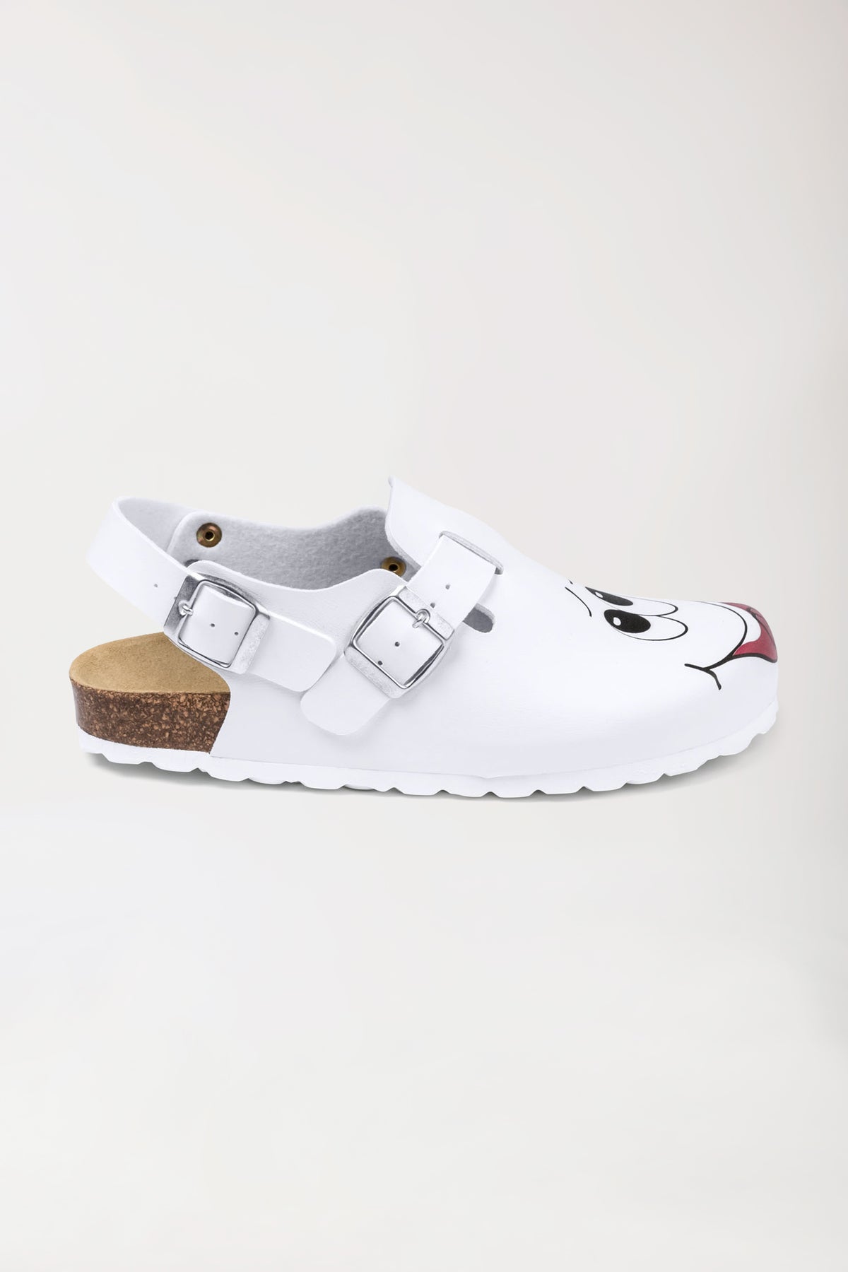 Damen-Clog – Motivdruck – weiß/bunt mit weißem Design, zwei verstellbaren silbernen Schnallen, einem Fußbett aus Naturkork und einem aufgedruckten Cartoon-Gesicht an der Schuhspitze., Vorderansicht