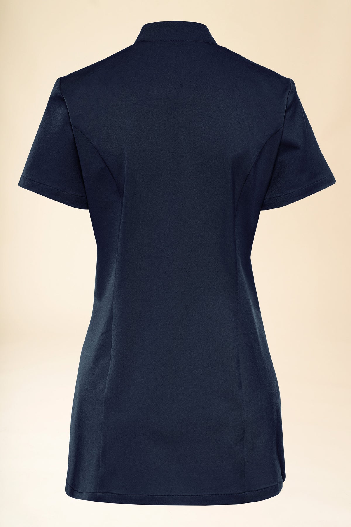 Rückansicht eines KAERE Kasack Damen – asymmetrische Knopfleiste, marineblaues Scrub-Oberteil, mit tailliertem, marineblauem Kurzarm-Design und Stehkragen., Vorderansicht