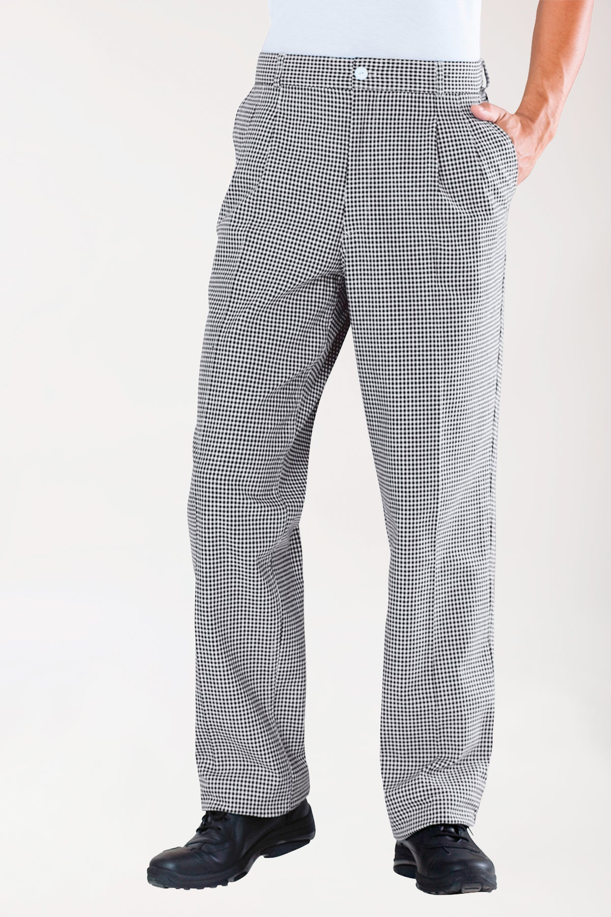 Mann in einer schwarz-weiß karierten Kochhose bzw. Bäckerhose im Pepita-Muster mit Bundfalten und schwarzen Schuhen.