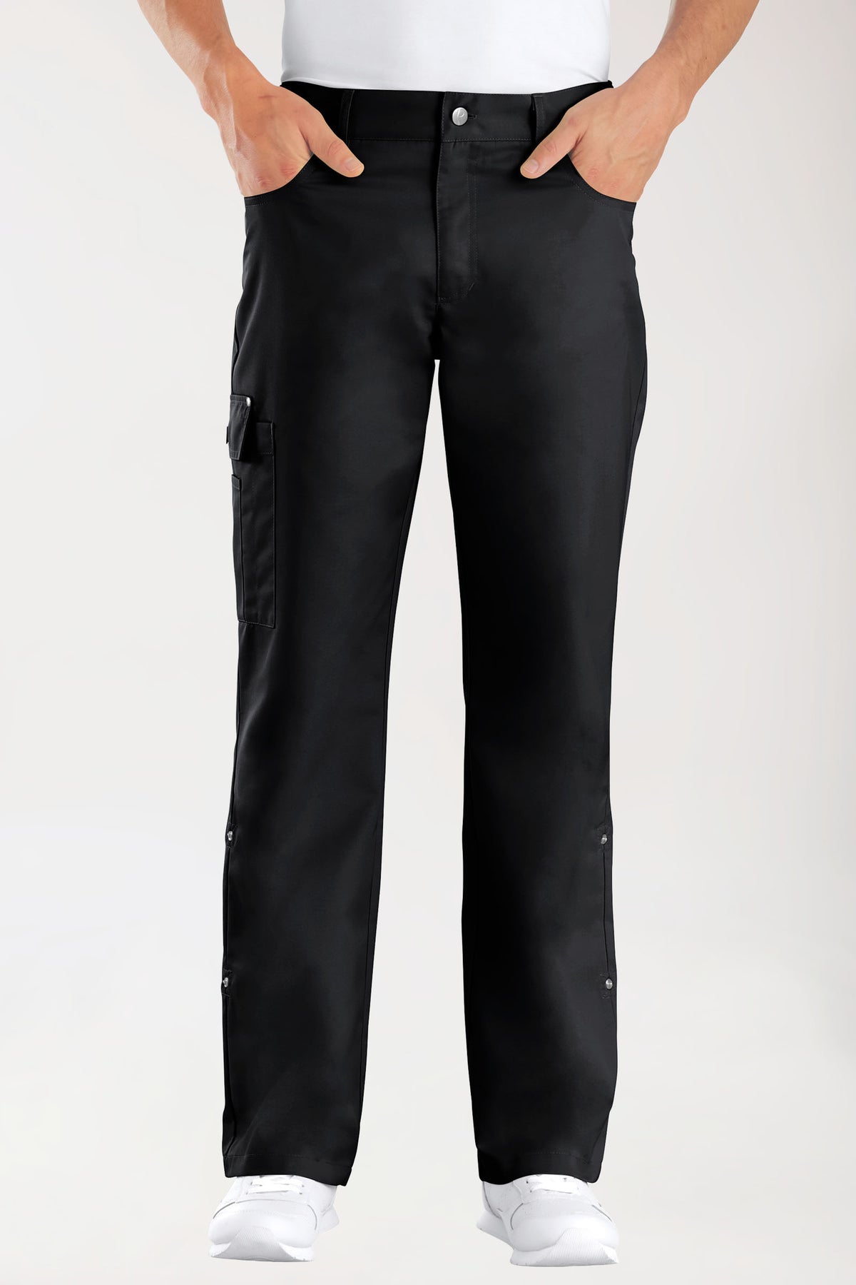 Schwarze JUST STRONG Hose Unisex – Hose mit Teilgummibund, einer Cargotasche am rechten Hosenbein und kleinen Metallknöpfen am Saum, getragen von einer Person, die die Hände in den Taschen hat.