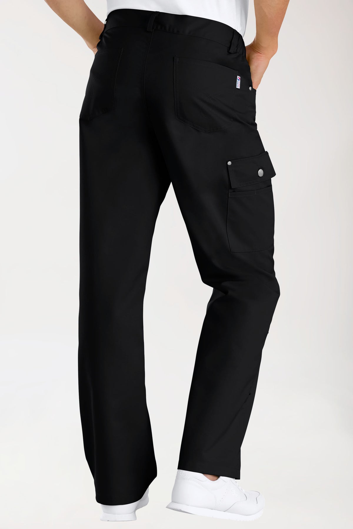 Eine Person, von hinten gesehen, die eine schwarze Hose der Marke JUST STRONG Hose Unisex – Teilgummibund schwarz mit teilweisem Gummibund und doppelten Beintaschen trägt.