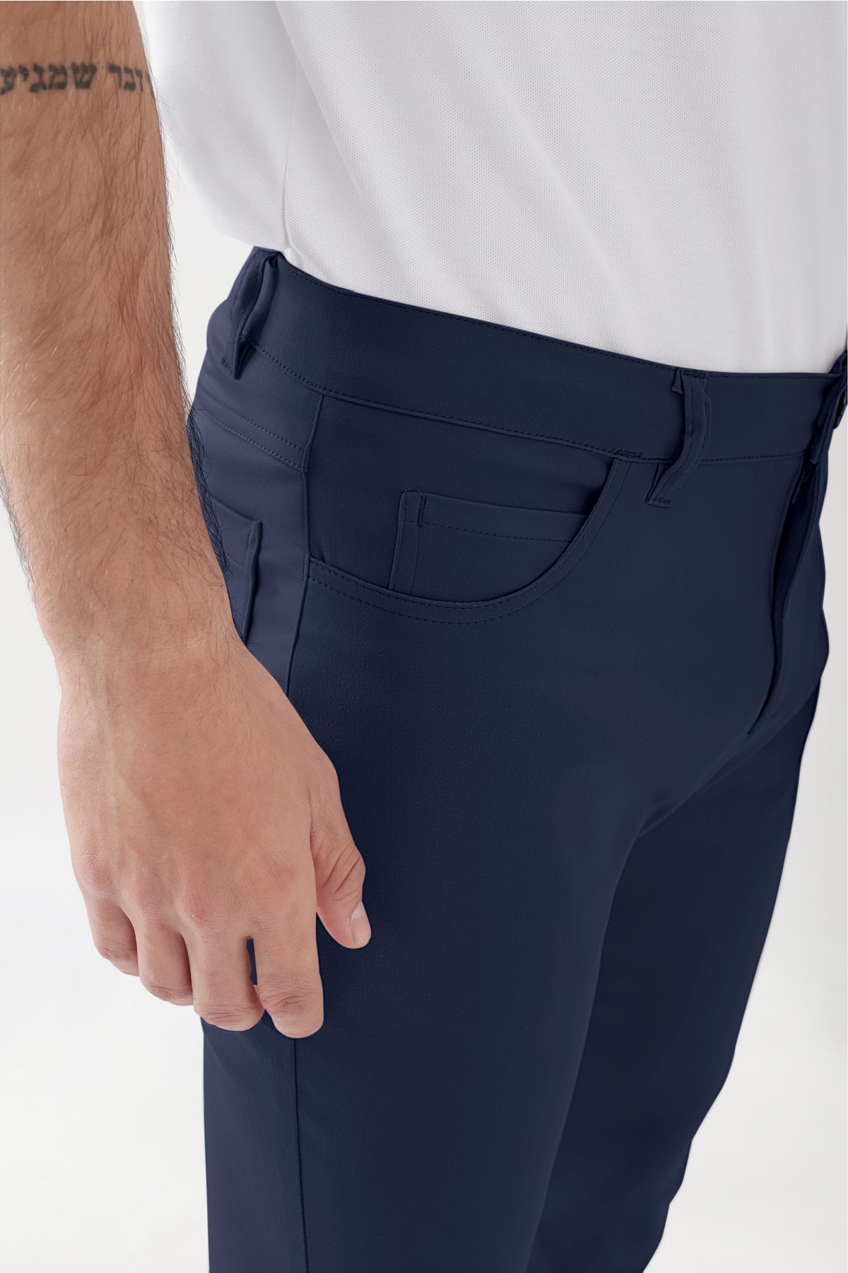 Nahaufnahme der marineblauen COMFY FLEX 5-Pocket Hose Herren – schlankes Bein, marineblau – an einem Mann, der ein weißes Hemd trägt.