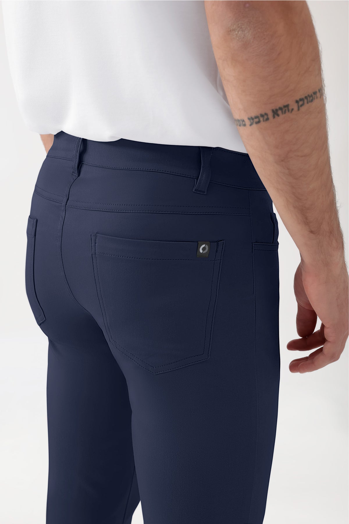Eine Person, die eine marineblaue COMFY FLEX 5-Pocket Hose Herren – schlankes Bein trägt, die sich durch eine schmale Passform, Komfort-Stretch und ein kleines Logo-Etikett an der Gesäßtasche auszeichnet.