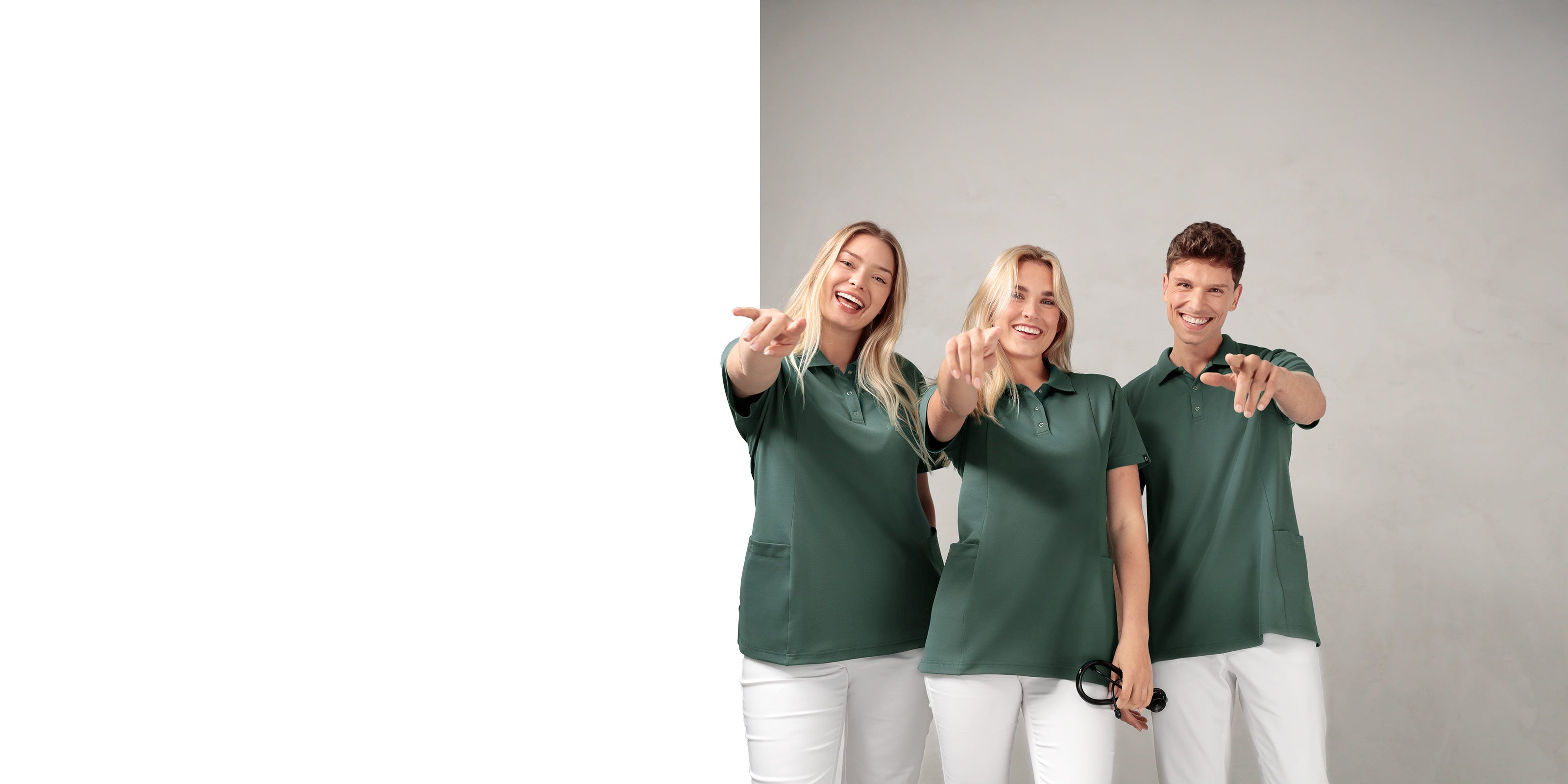 Teamaufnahme, 2 Damen- und 1 Herren-Model in dunkelgrünen Polo-Kasacks von COMY FLEX.