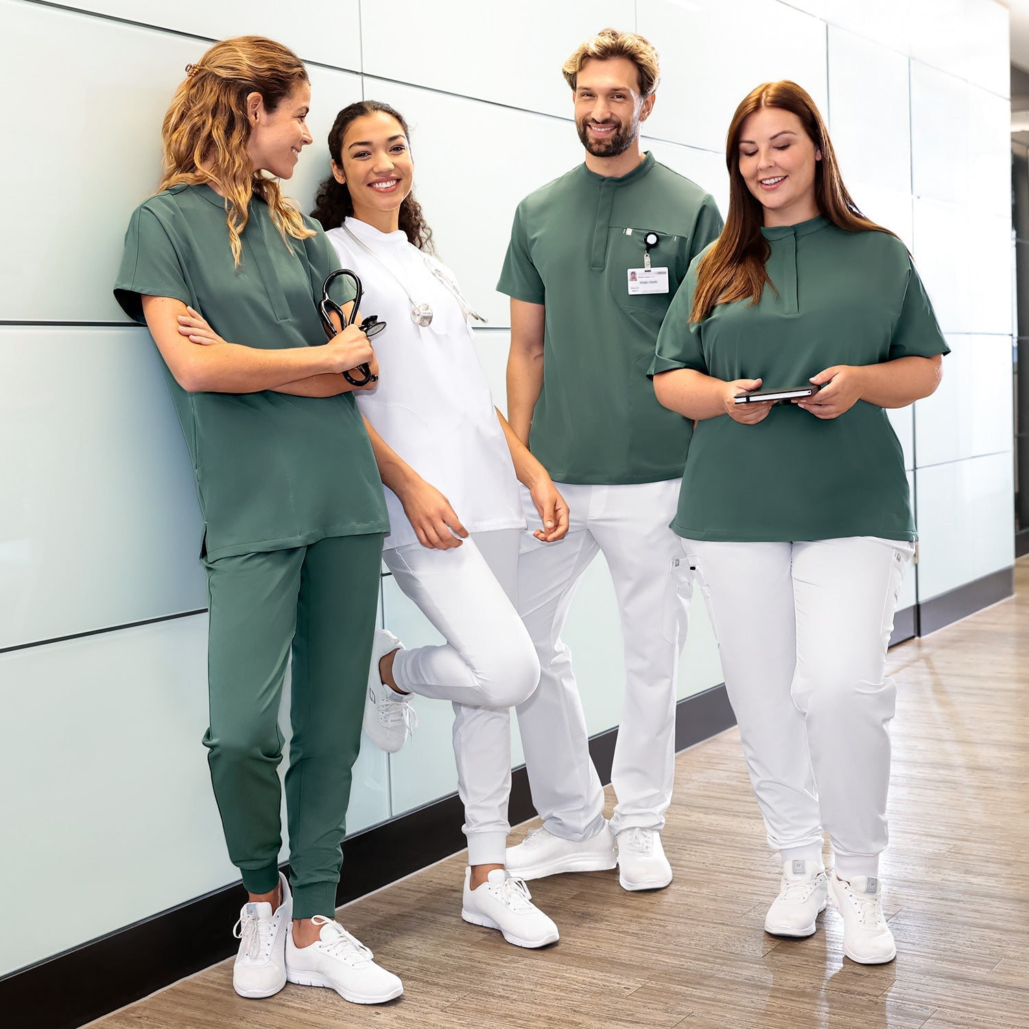 Teamaufnahme in einer Praxis, ausgestattet mit der KAERE Kollektion.