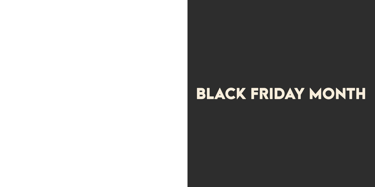 Schriftzug BLACK FRIDAY MONTH auf dunkelgrauem Hintergrund, neben einem weißen Feld.
