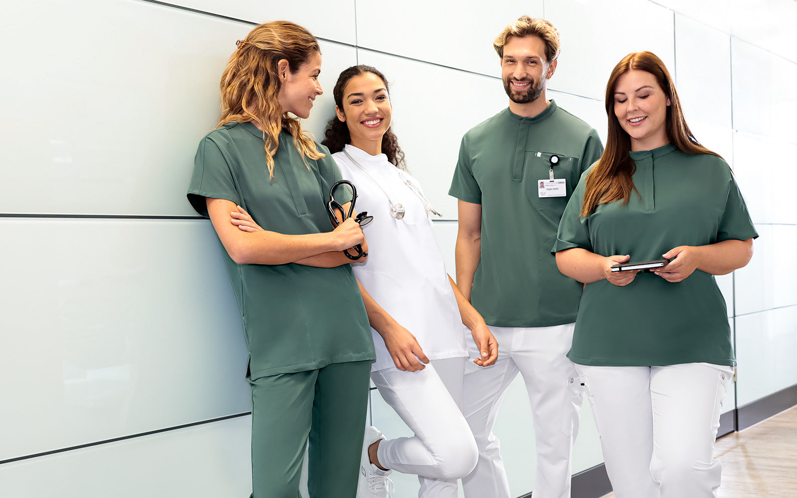 Teamaufnahme von 3 Damen Models und 1 Herren Model, ausgestattet mit der KAERE-Kollektion.