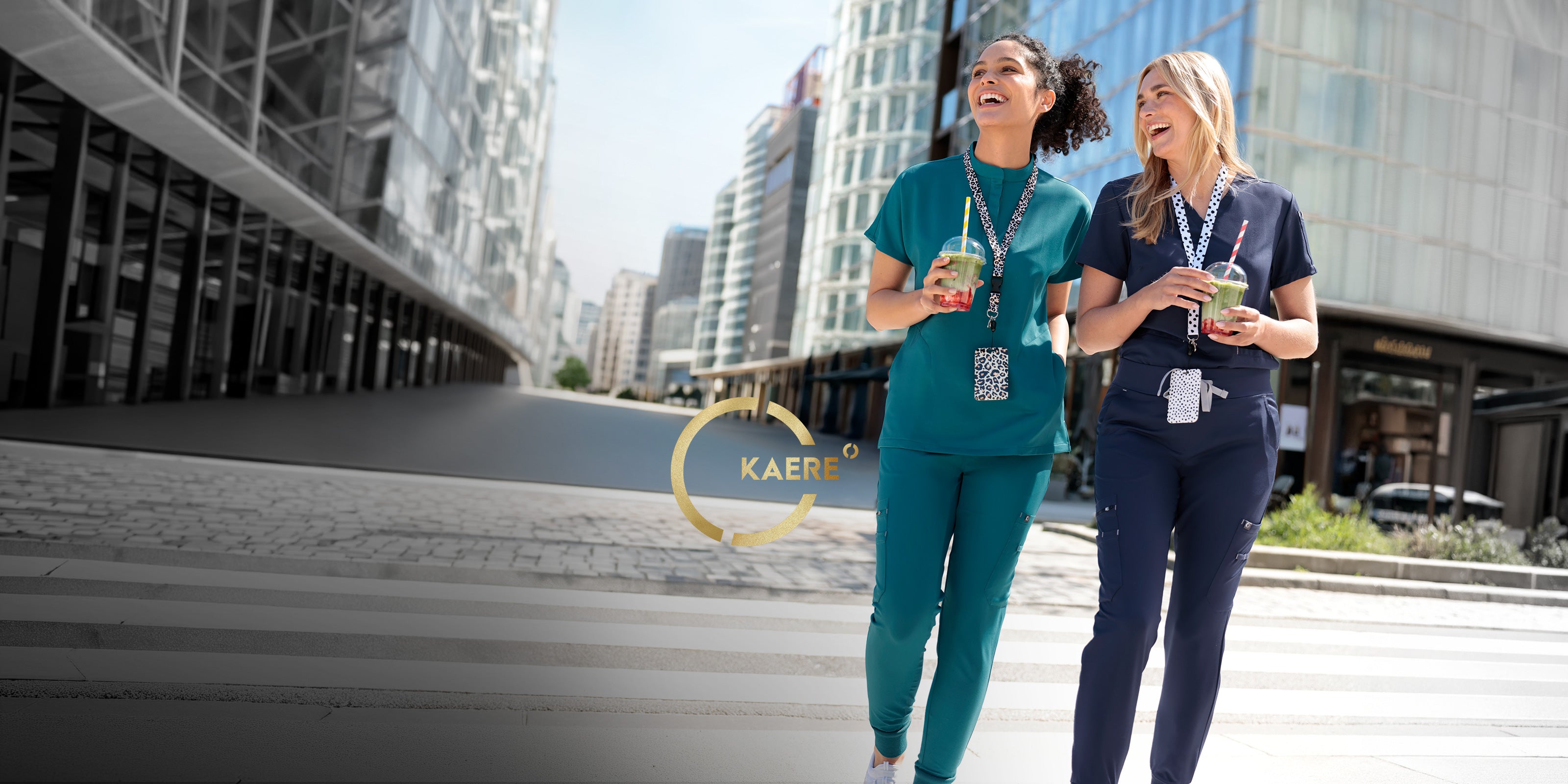 KAERE Damen-Outfits in navy und petrol.