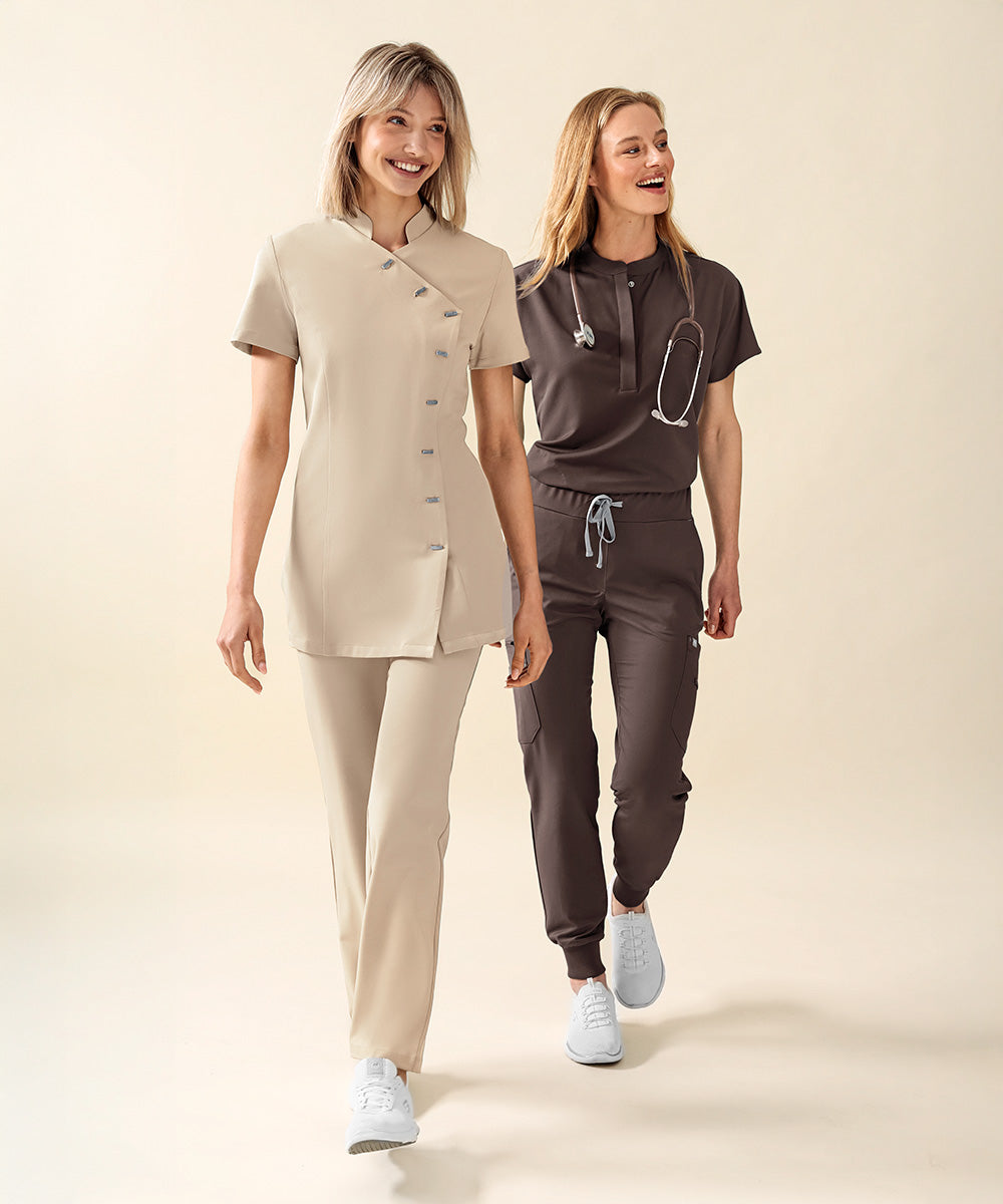 2 Damen-Models in jeweils hellbrauner und dunkelbrauner KAERE Berufsbekleidung.