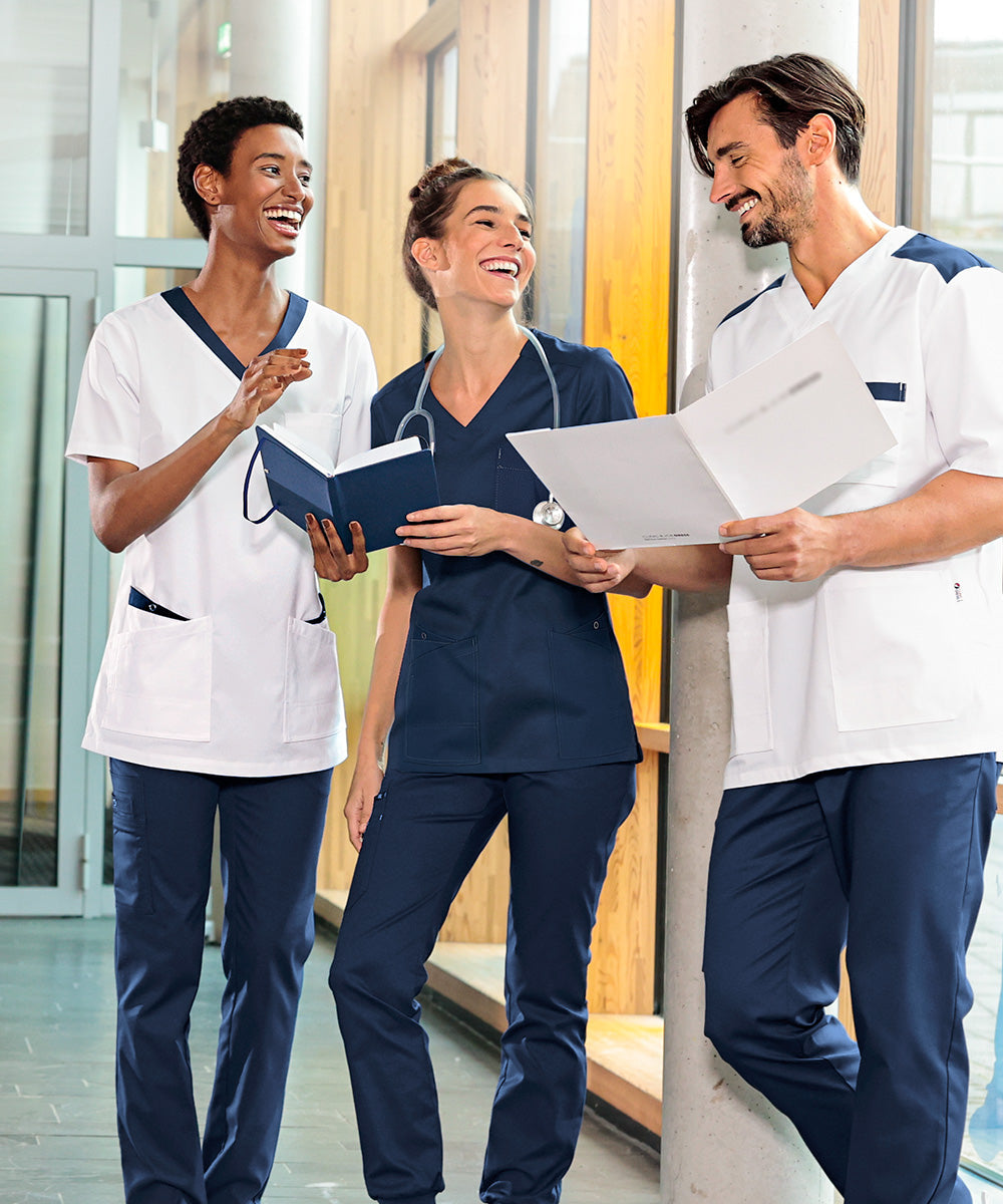 Teamaufnahme von 2 Damen- und 1 Herren-Model in weiss / dunkelblauer CLINIC STRETCH-Ausstattung.