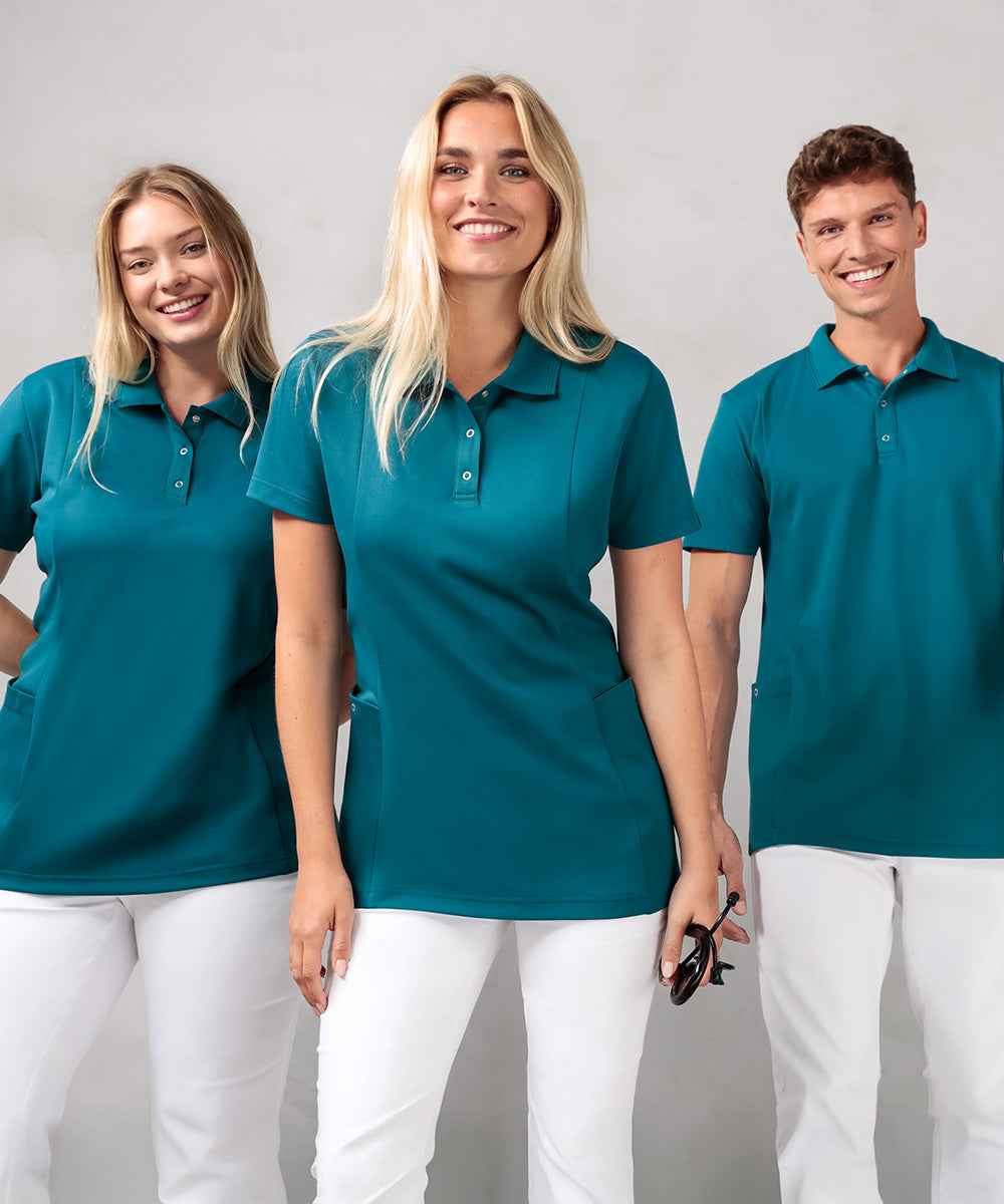 Teamaufnahme, 2 Damen- und 1 Herren-Model, ausgestattet mit der COMFY FLEX Kollektion.