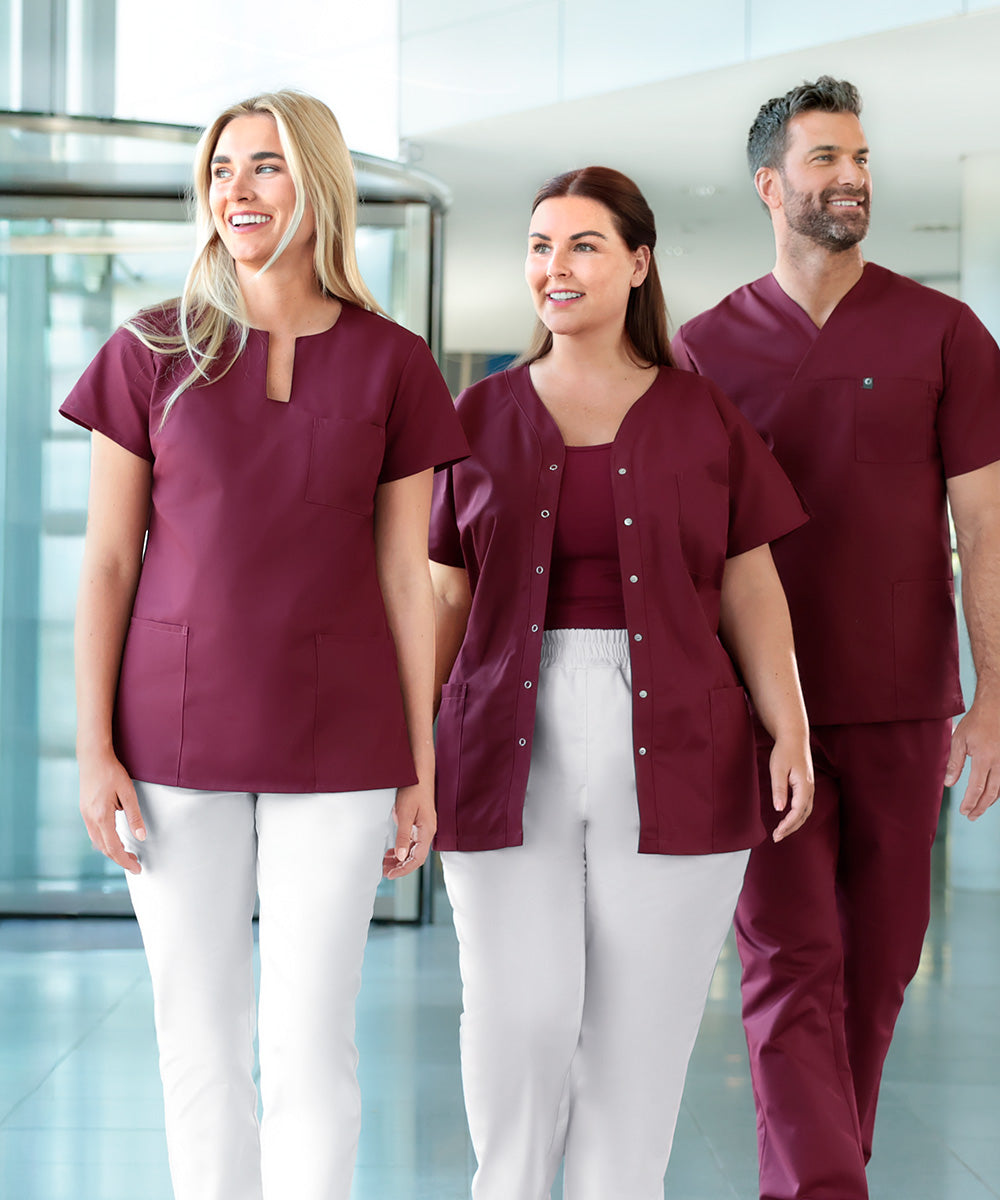 Teamaufnahme, 2 Damen und 1 Herren-Model in weiss / bordeaux farbener Berufsbekleidung von JUST STRONG.