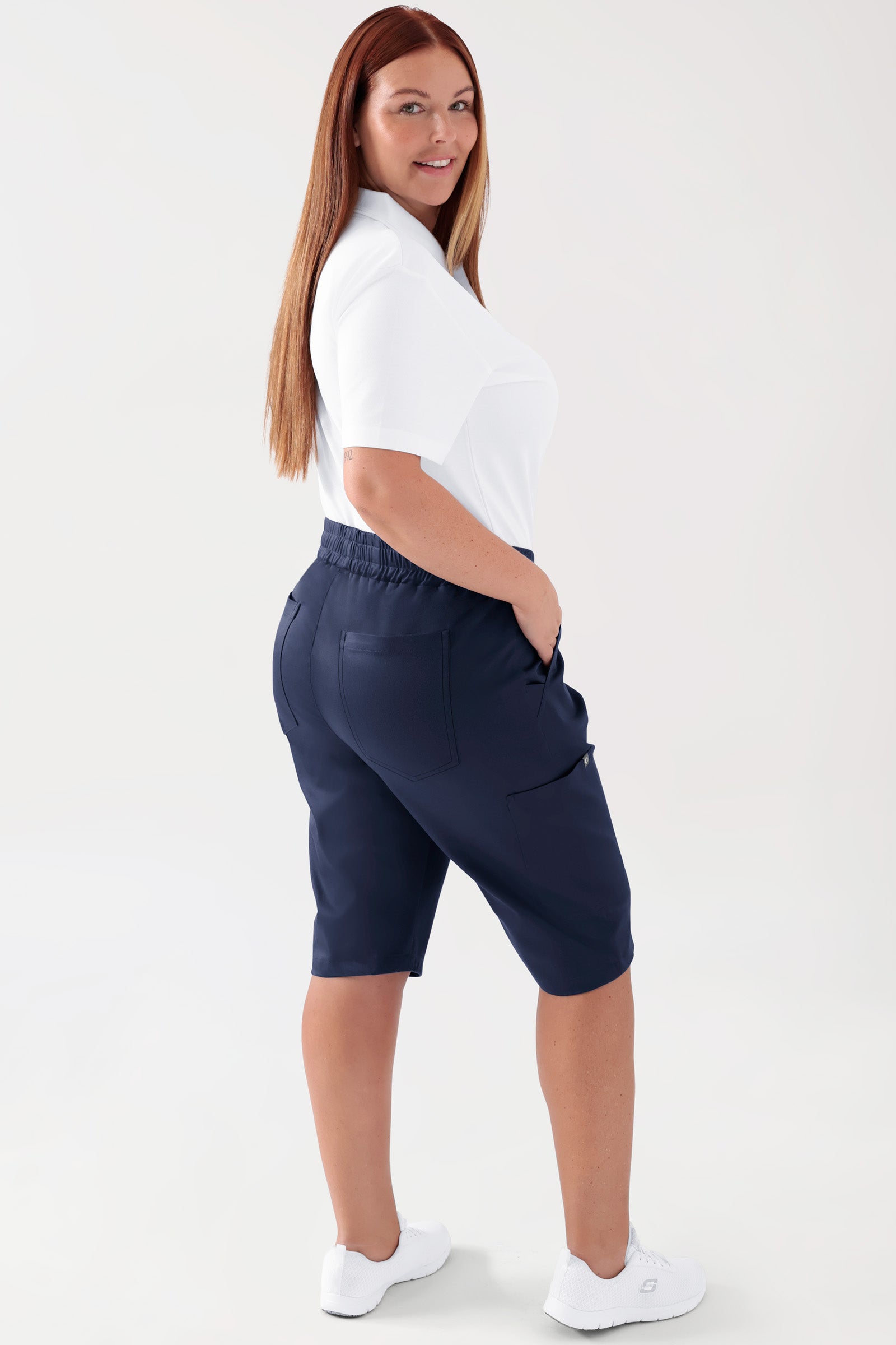 COMFY FLEX Stretch Hose Unisex - Bermuda navy, Rückansicht Das Model ist 173 cm groß und trägt Größe L