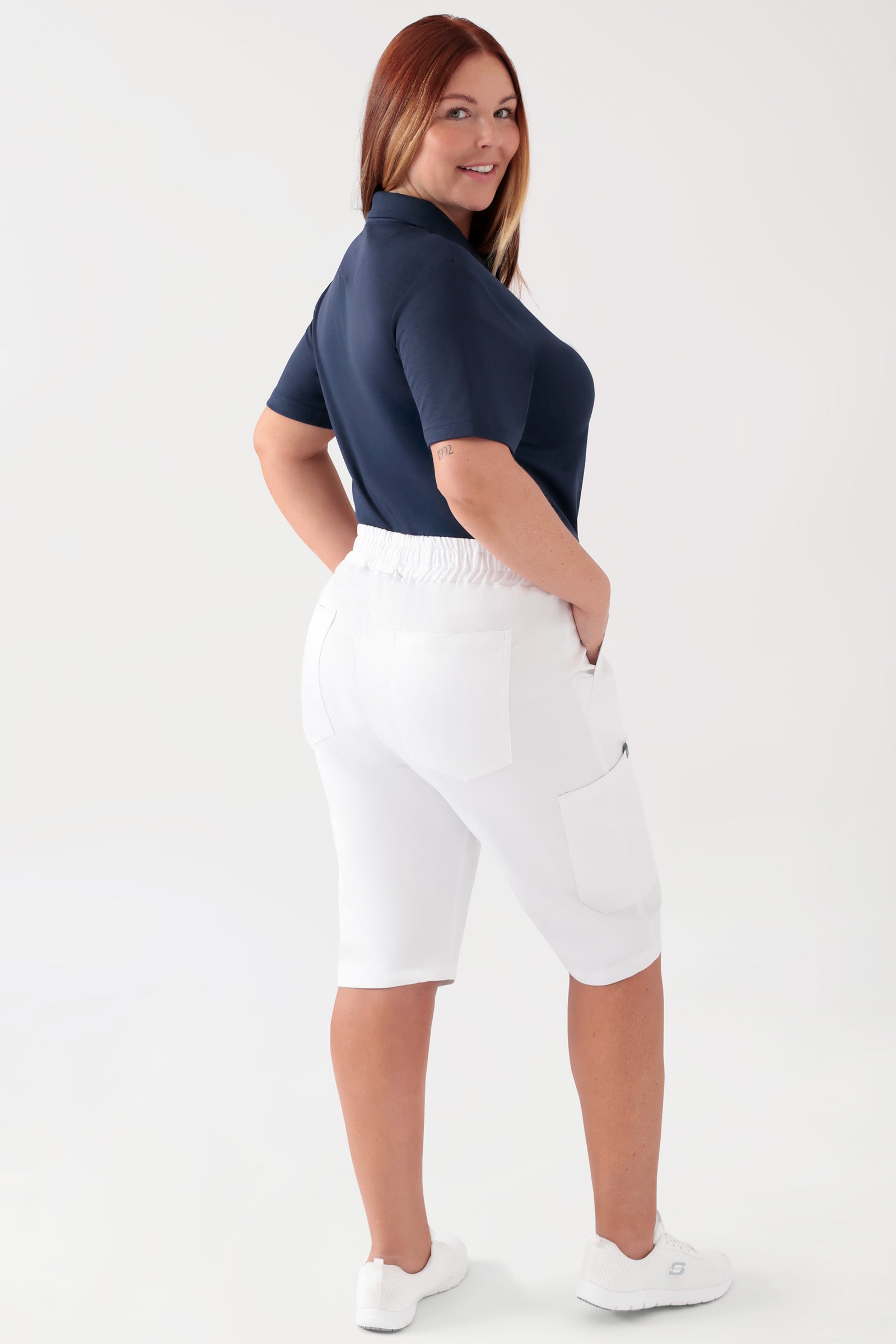 COMFY FLEX Stretch Hose Unisex - Bermuda weiß, Rückansicht Das Model ist 173 cm groß und trägt Größe L