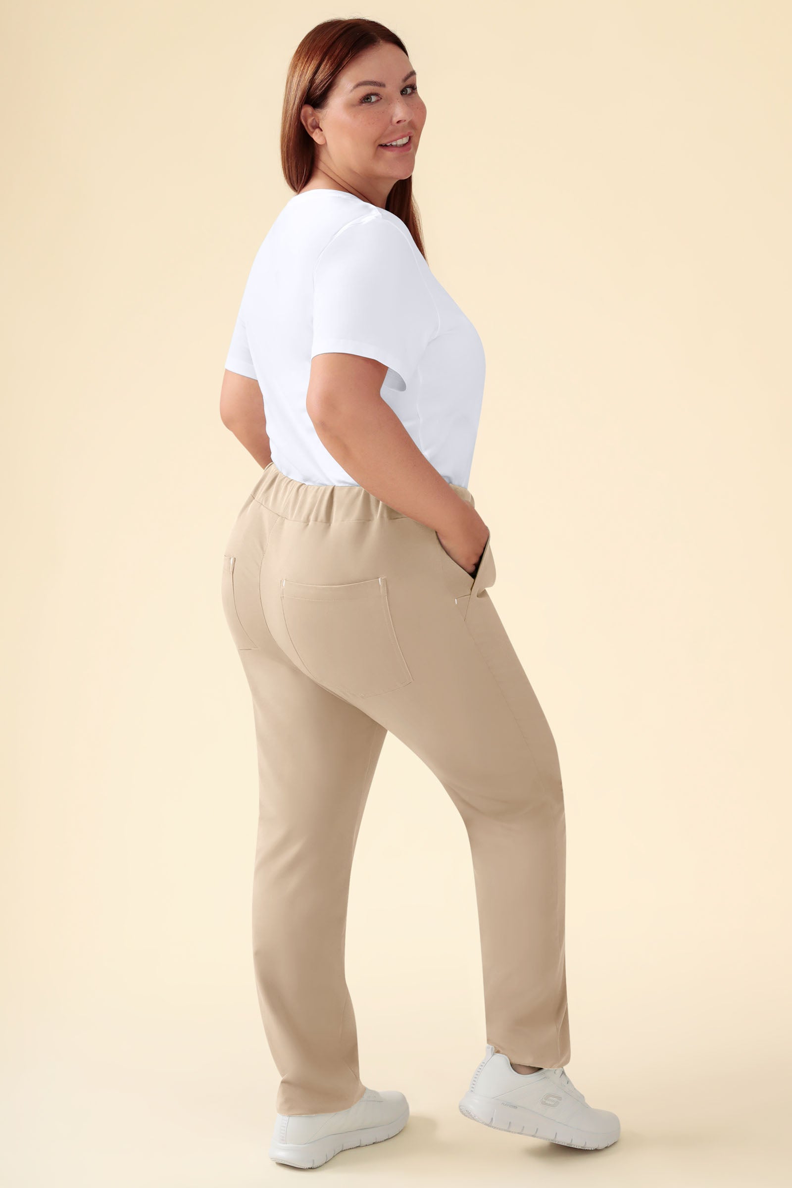 KAERE Hose Damen - gerader Saum ohne Beintaschen sand, Rückansicht Das Model ist 173 cm groß und trägt Größe XL