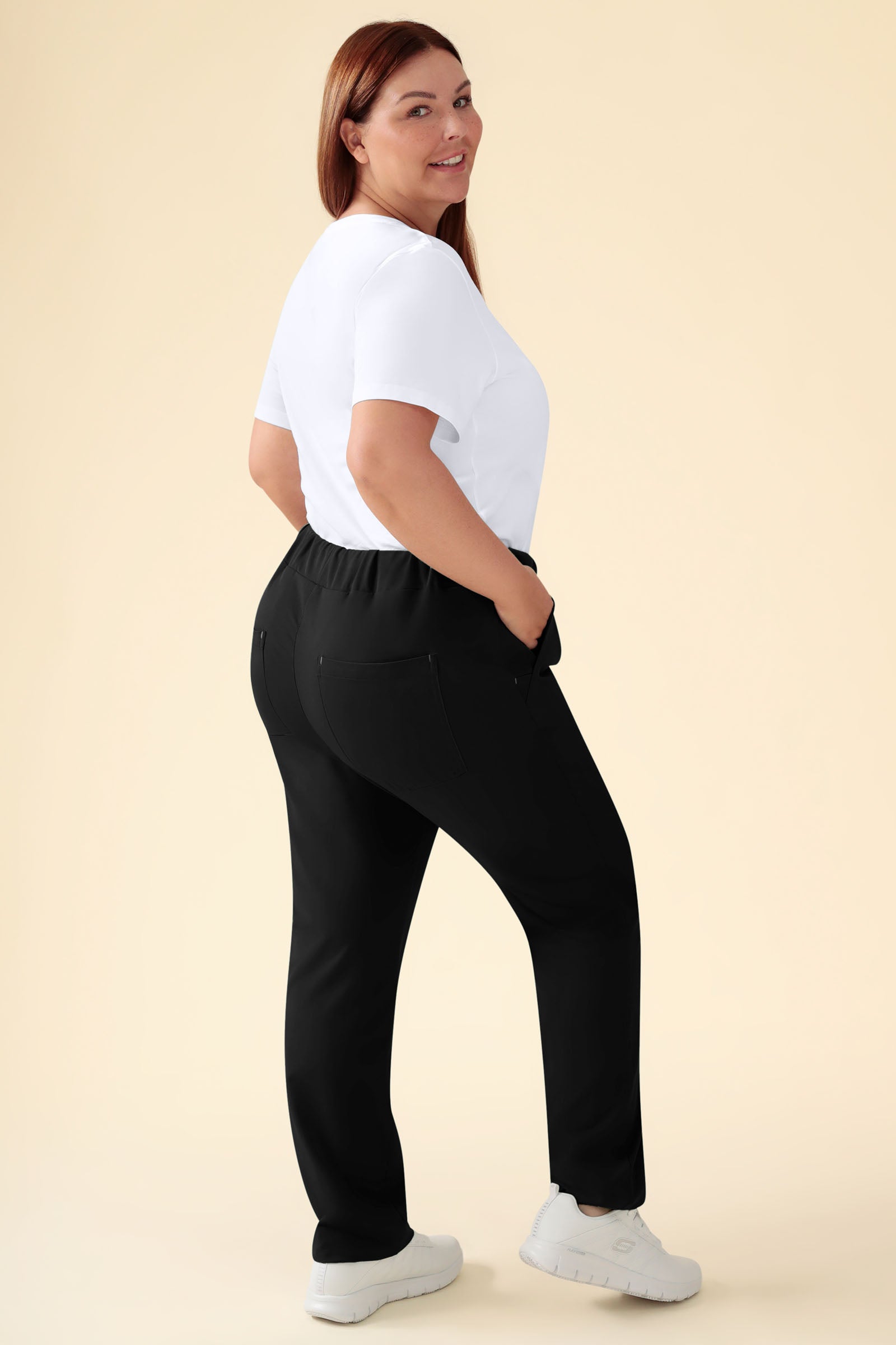 KAERE Hose Damen - gerader Saum ohne Beintaschen schwarz, Rückansicht Das Model ist 173 cm groß und trägt Größe XL