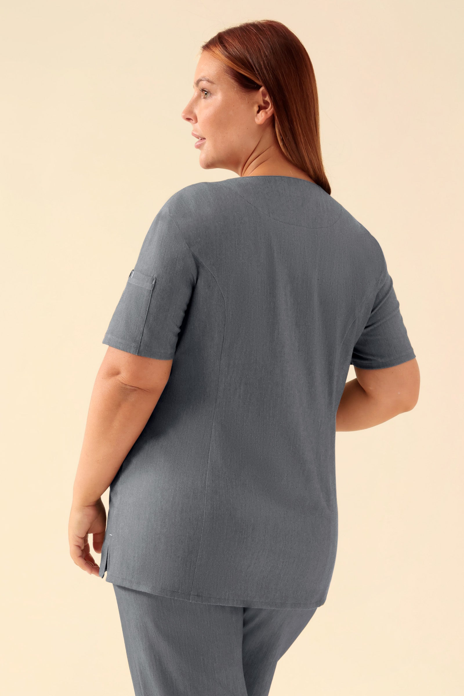 KAERE Kasack Damen - durchgeknöpft dunkelgrau melange, Rückansicht Das Model ist 173 cm groß und trägt Größe XL