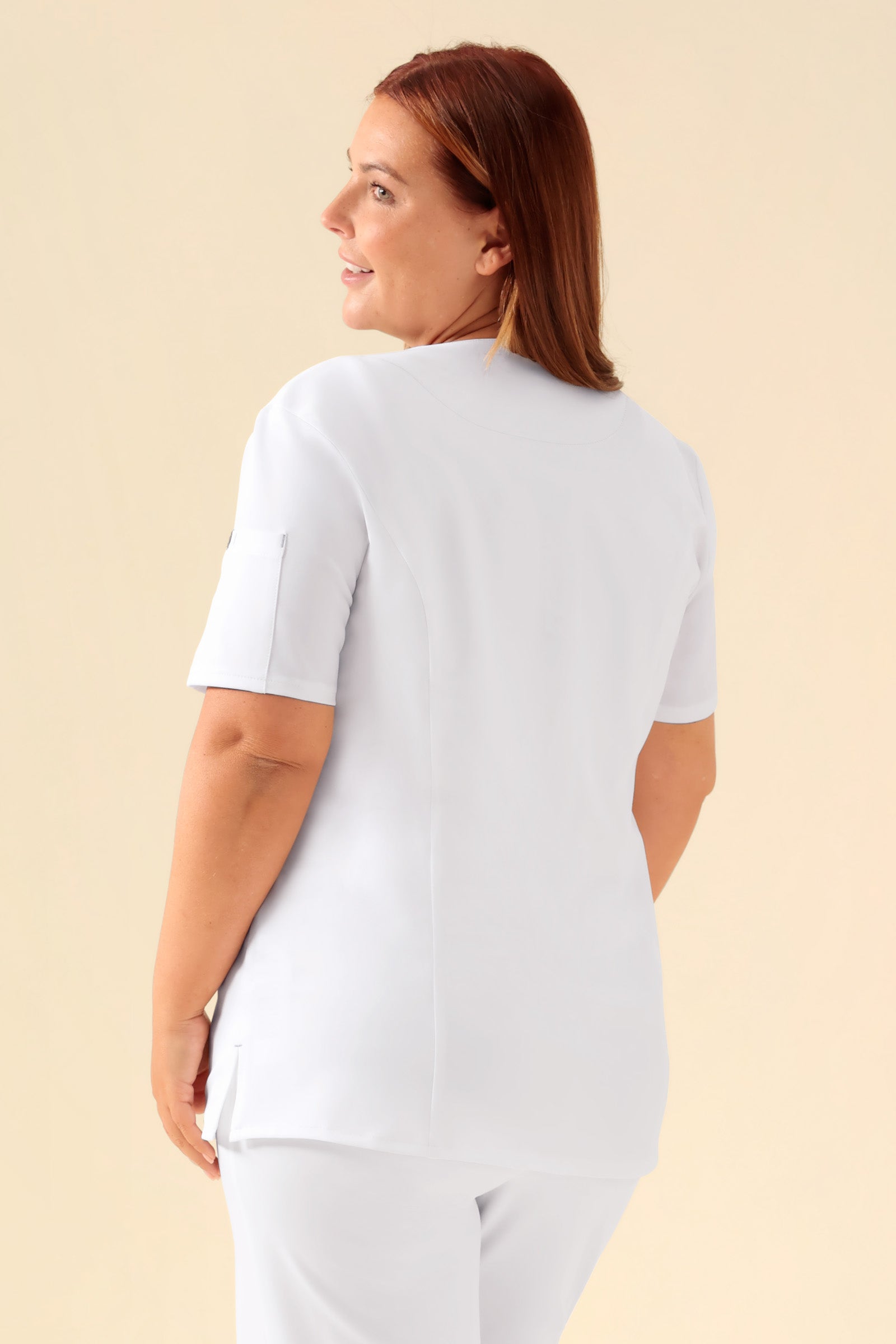 KAERE Kasack Damen - durchgeknöpft weiß, Rückansicht Das Model ist 173 cm groß und trägt Größe XL