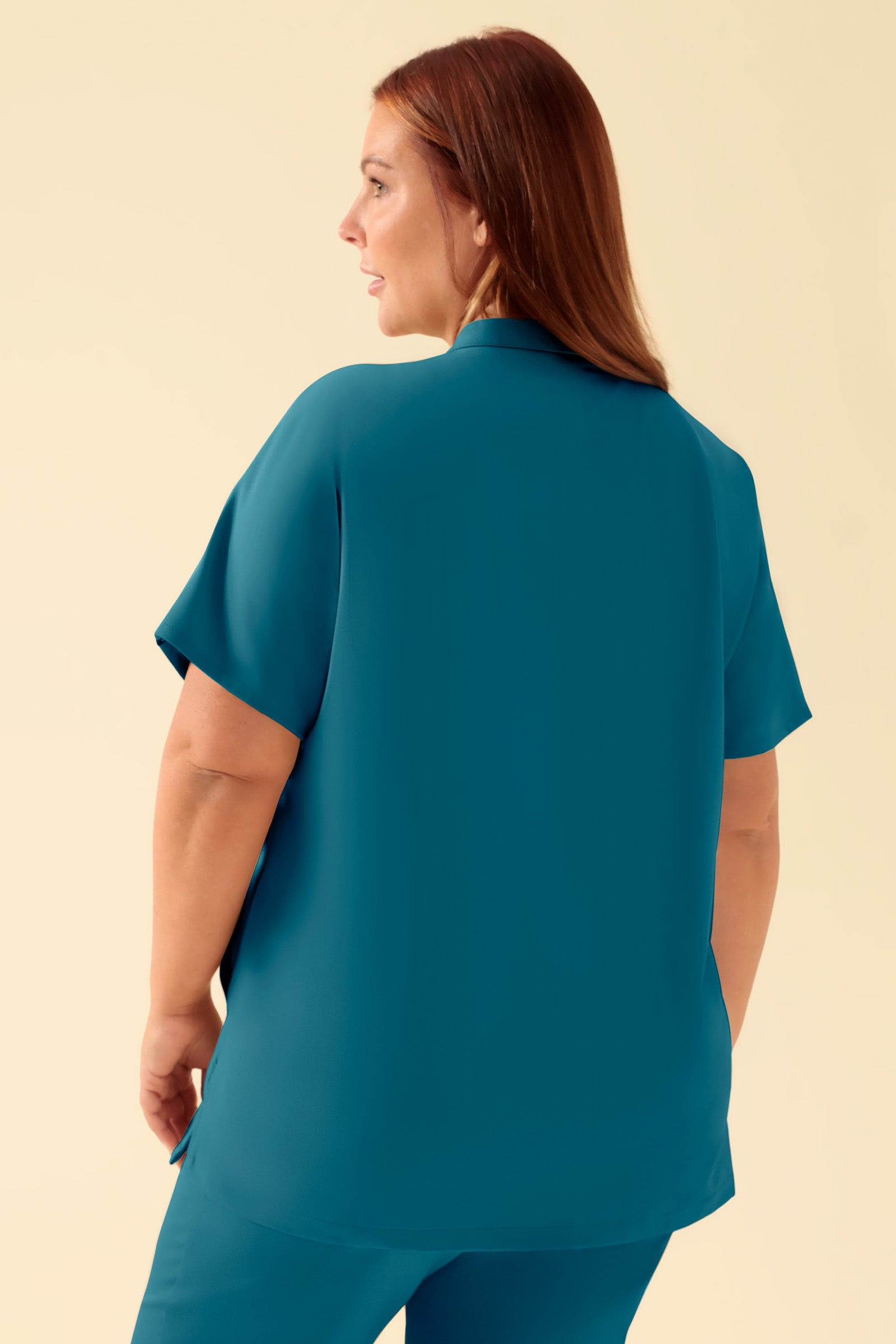 KAERE Schlupfkasack Damen - Stehkragen petrol, Rückansicht Das Model ist 173 cm groß und trägt Größe XL