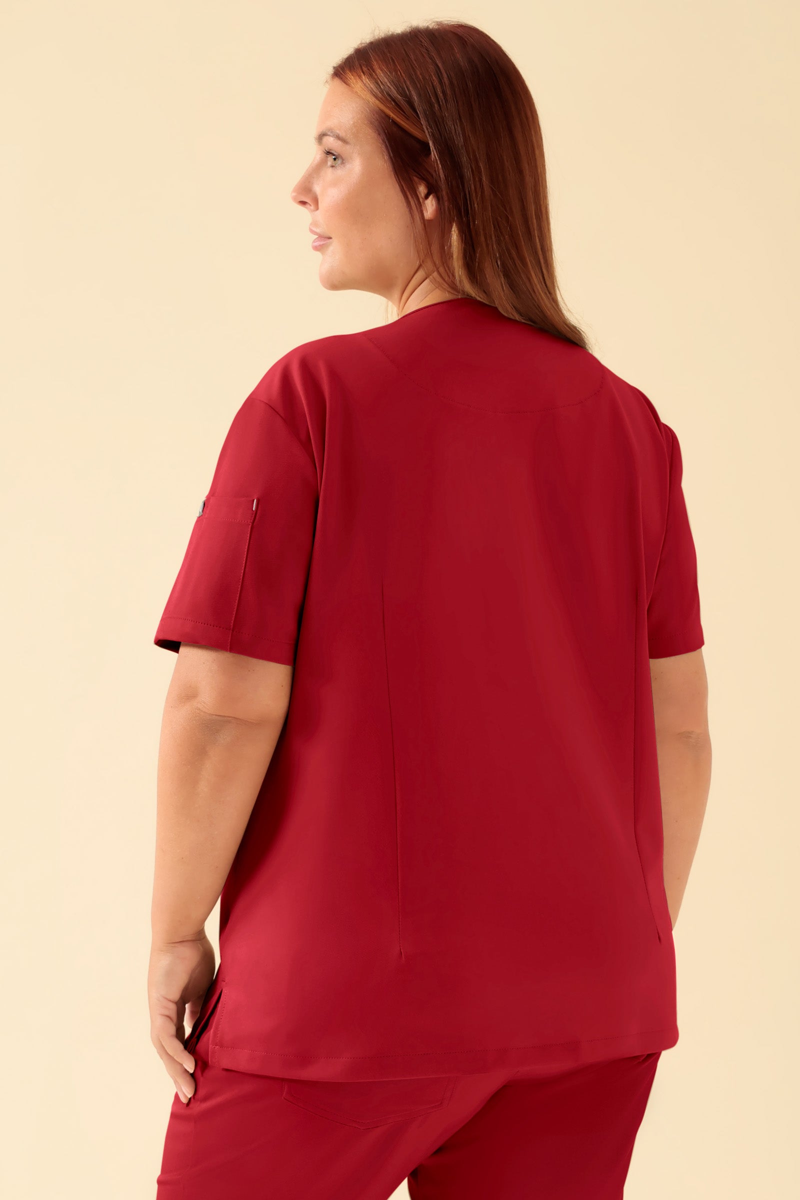 KAERE Schlupfkasack Damen - V-Ausschnitt rot, Rückansicht Das Model ist 173 cm groß und trägt Größe XL