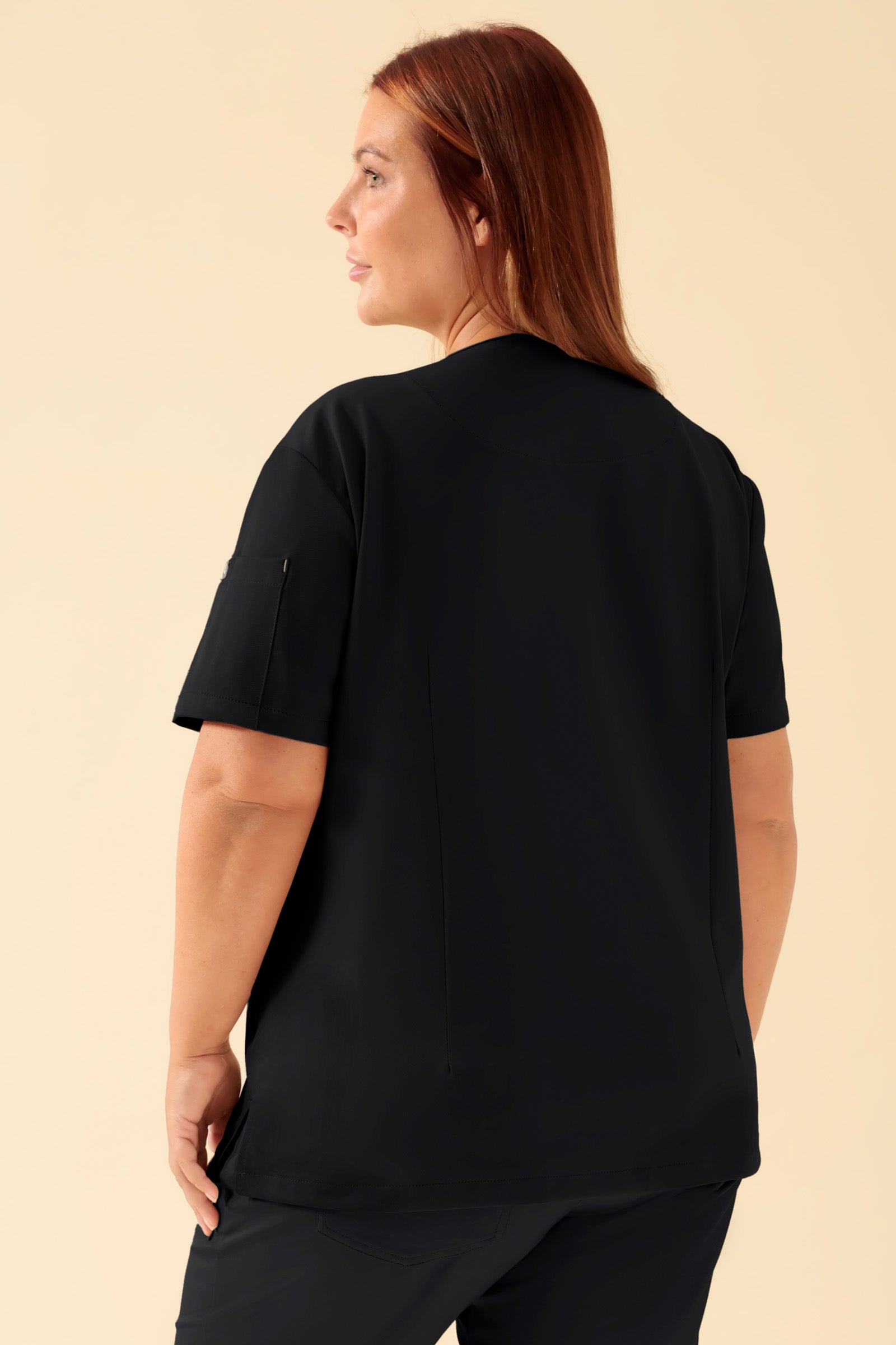 KAERE Schlupfkasack Damen - V-Ausschnitt schwarz, Rückansicht Das Model ist 173 cm groß und trägt Größe XL