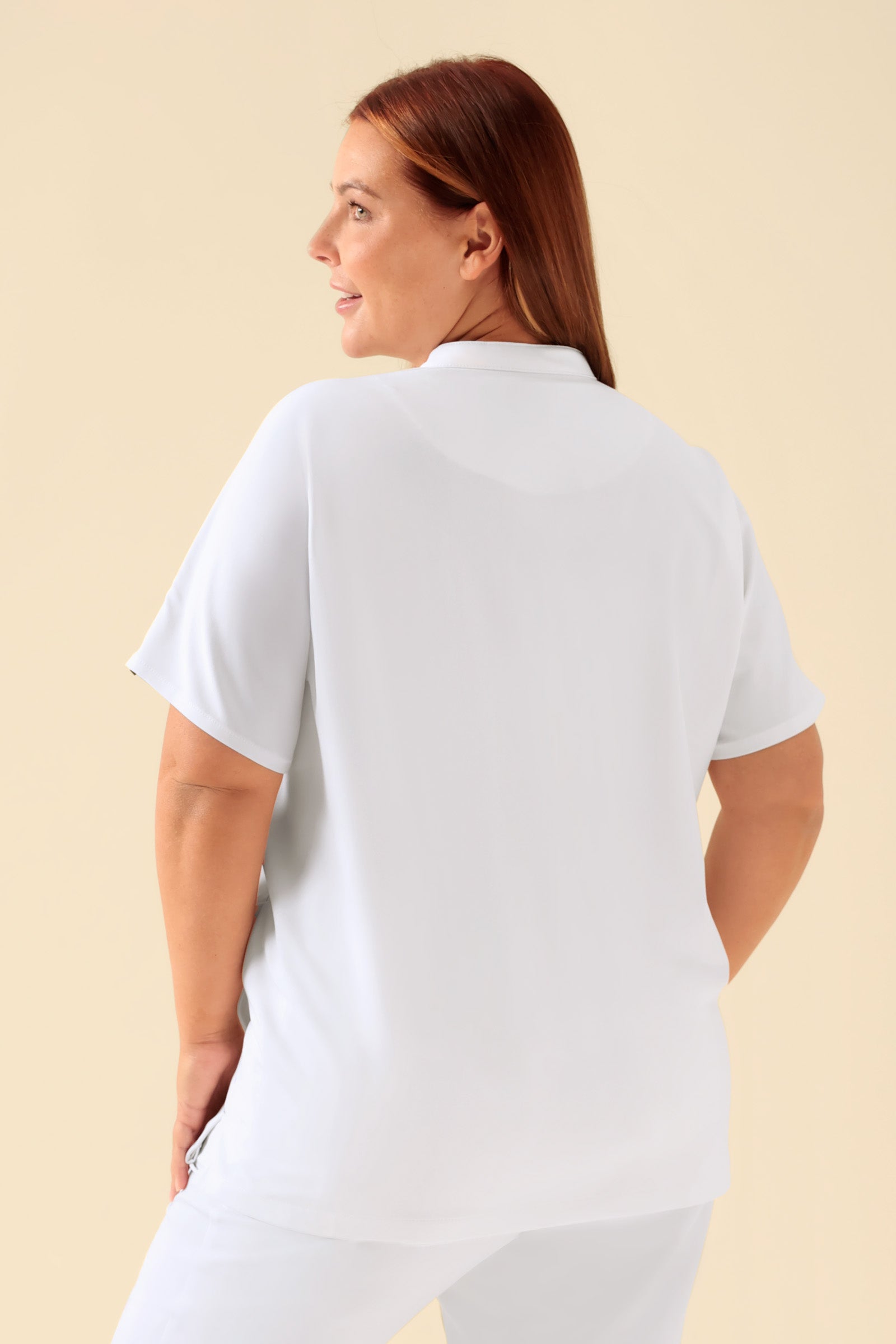 KAERE Schlupfkasack Damen - Stehkragen weiß, Rückansicht Das Model ist 173 cm groß und trägt Größe XL