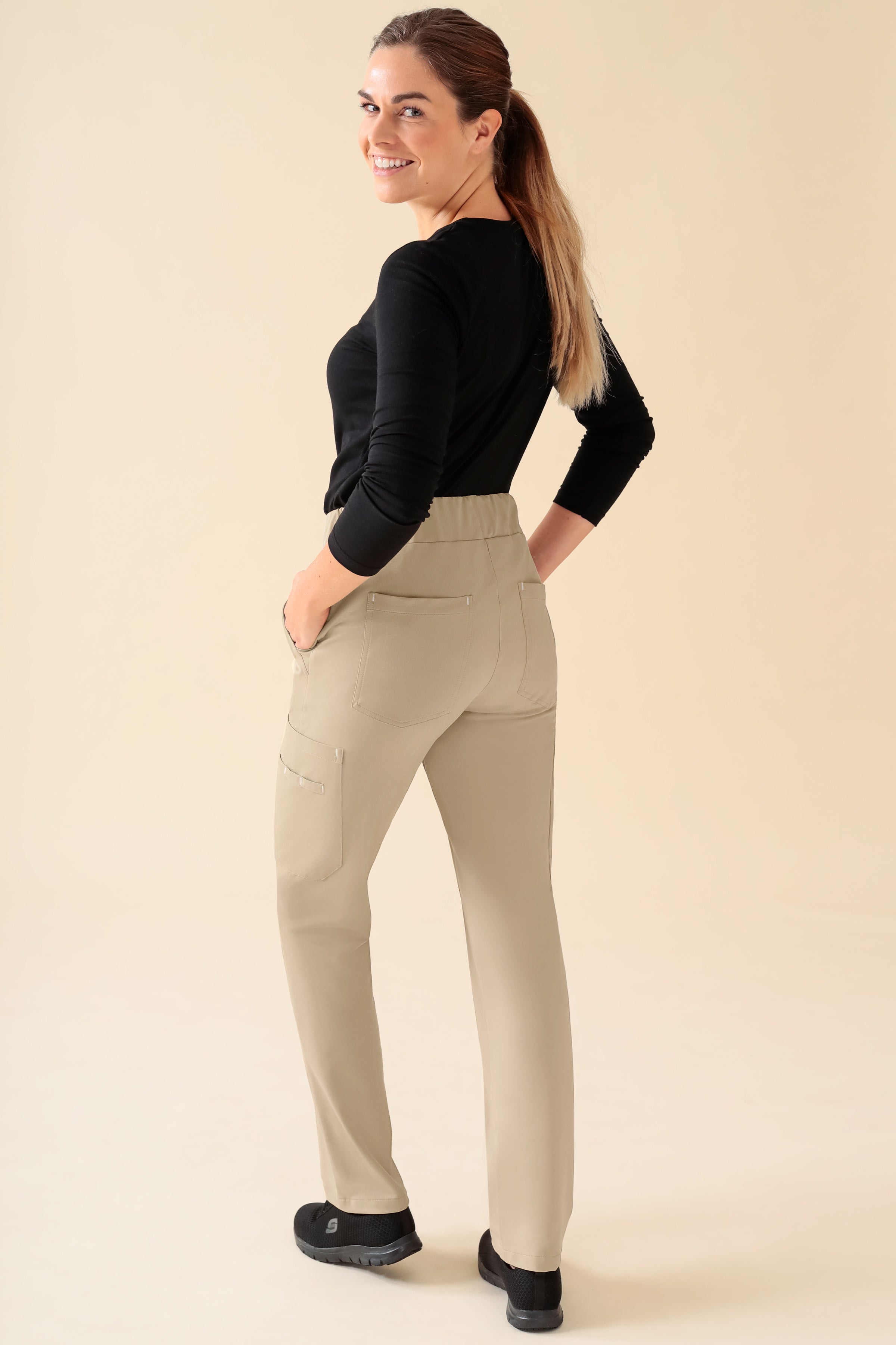 KAERE Hose Damen - gerader Saum Kurzgr. mit Beintaschen sand, Rückansicht 