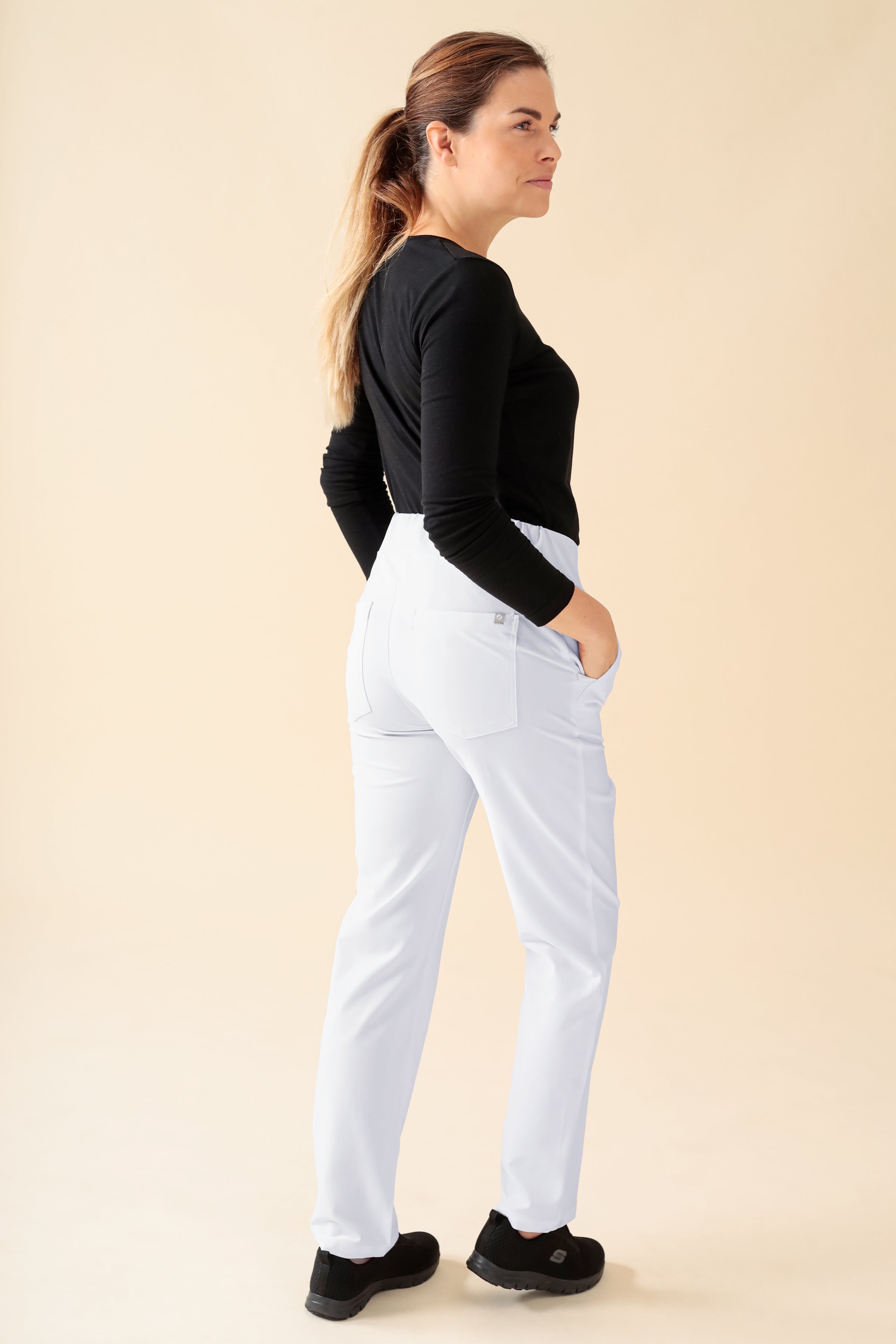 KAERE Hose Damen - gerader Saum Kurzgr. ohne Beintaschen weiß, Rückansicht 