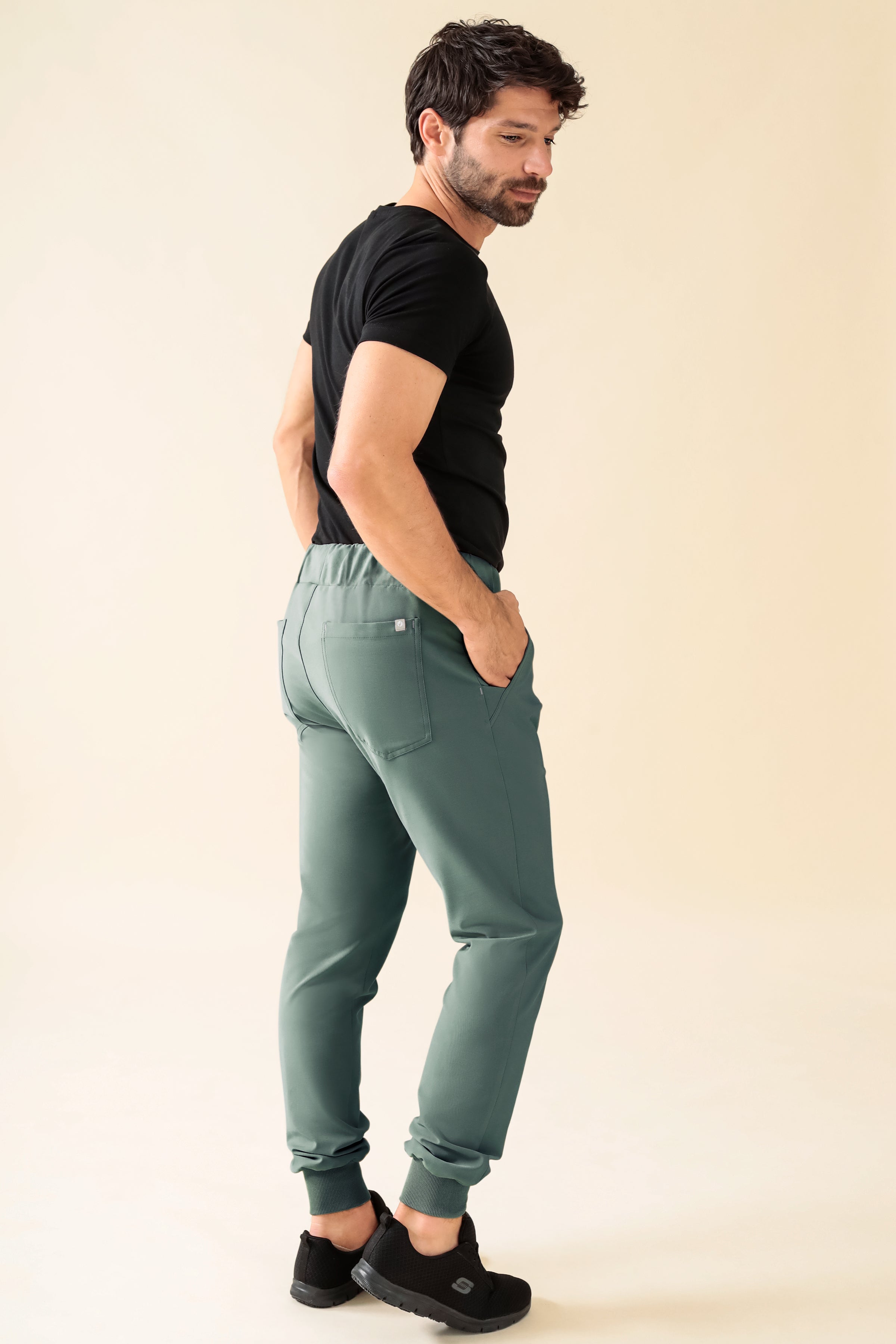 KAERE Hose Herren - Saumbündchen Kurzgr. ohne Beintaschen dunkelgrün, Rückansicht 