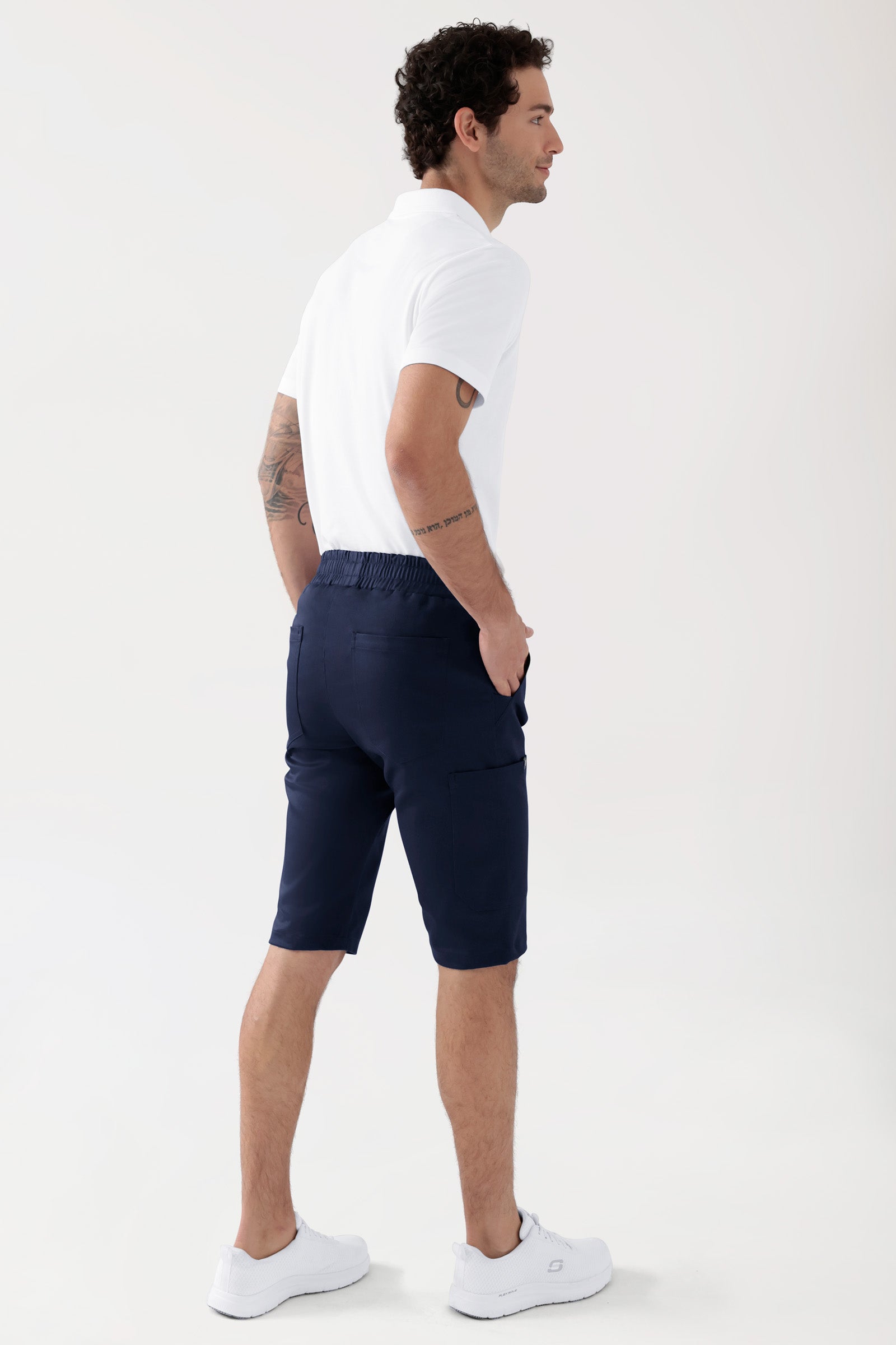 COMFY FLEX Stretch Hose Unisex - Bermuda navy, Rückansicht Das Model ist 188 cm groß und trägt Größe M